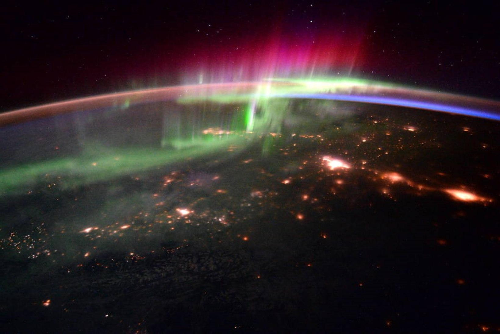 FOTO | VÄRVIMÄNG 400 KILOMEETRI KÕRGUSEL: virmalised kosmosest nähtuna