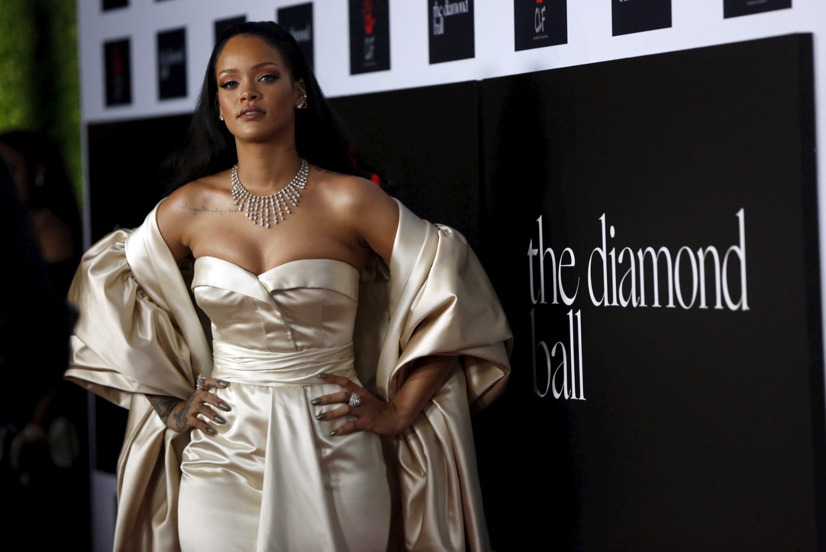 Rihanna jagab uut plaati tasuta