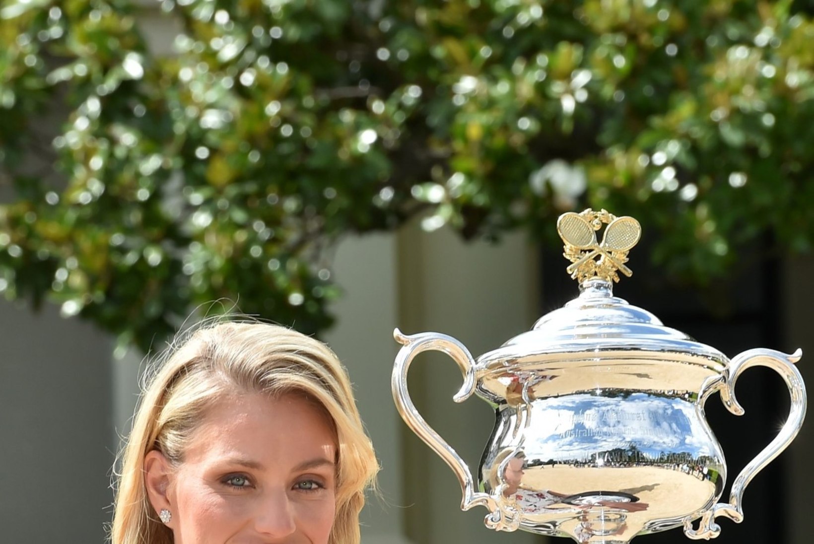 GALERII | KAUNIL NAISEL KAUNIS KLEIT: Serena alistanud ja karjääri esimese suure slämmi turniiri võitnud särav sakslanna poseeris võidutrofeega