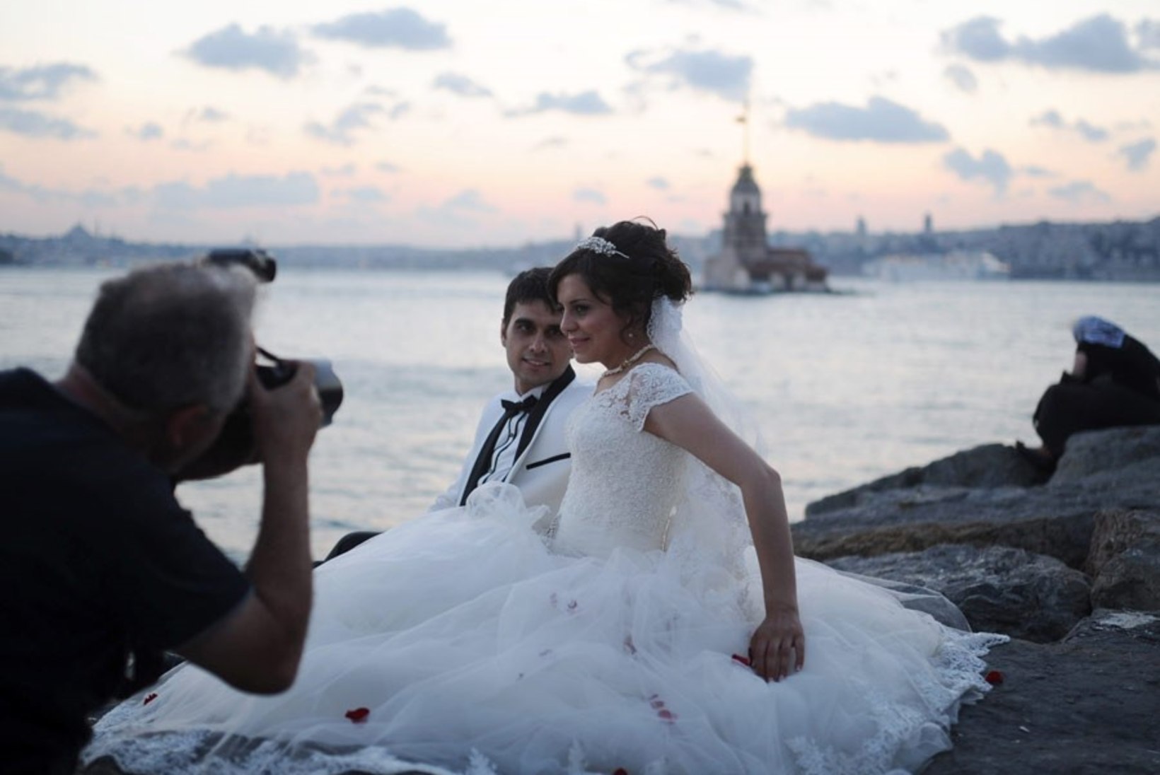 Türgi usumehed: kihlatud paarid ei tohi käest kinni hoida ega kahekesi olla