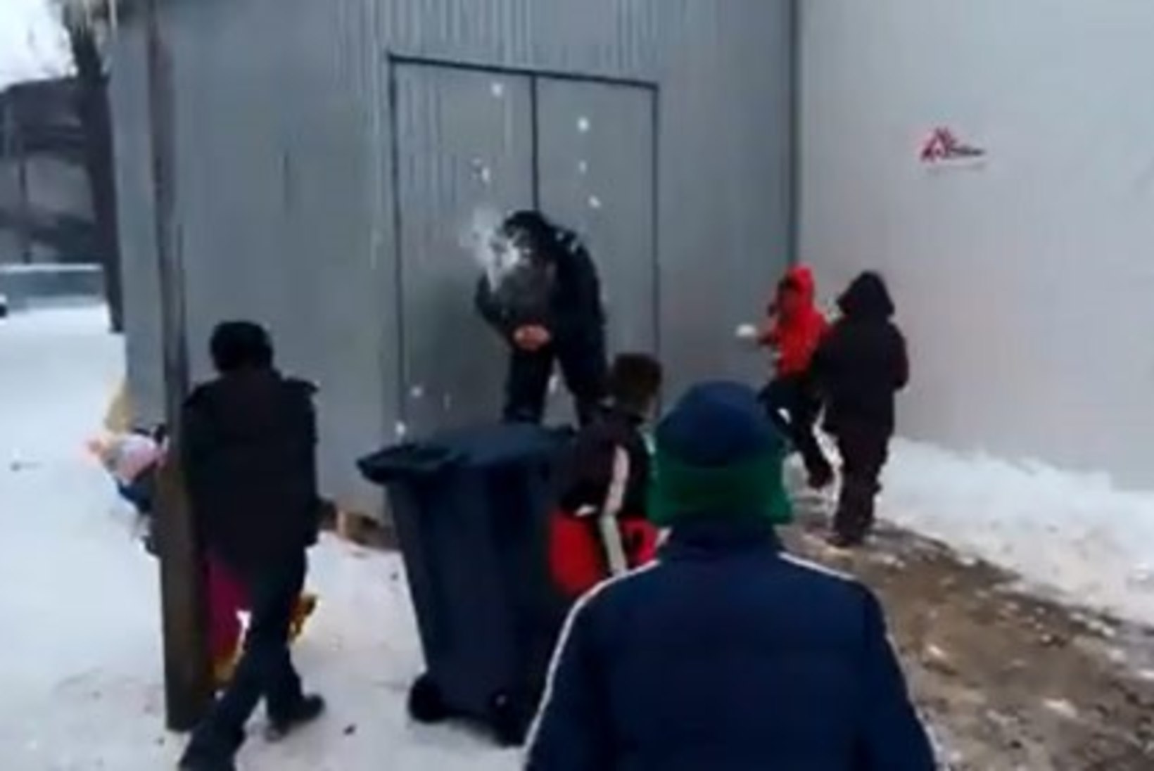 LÕBUS VIDEO | Serbia politseinik peab pagulaslastega lumesõda