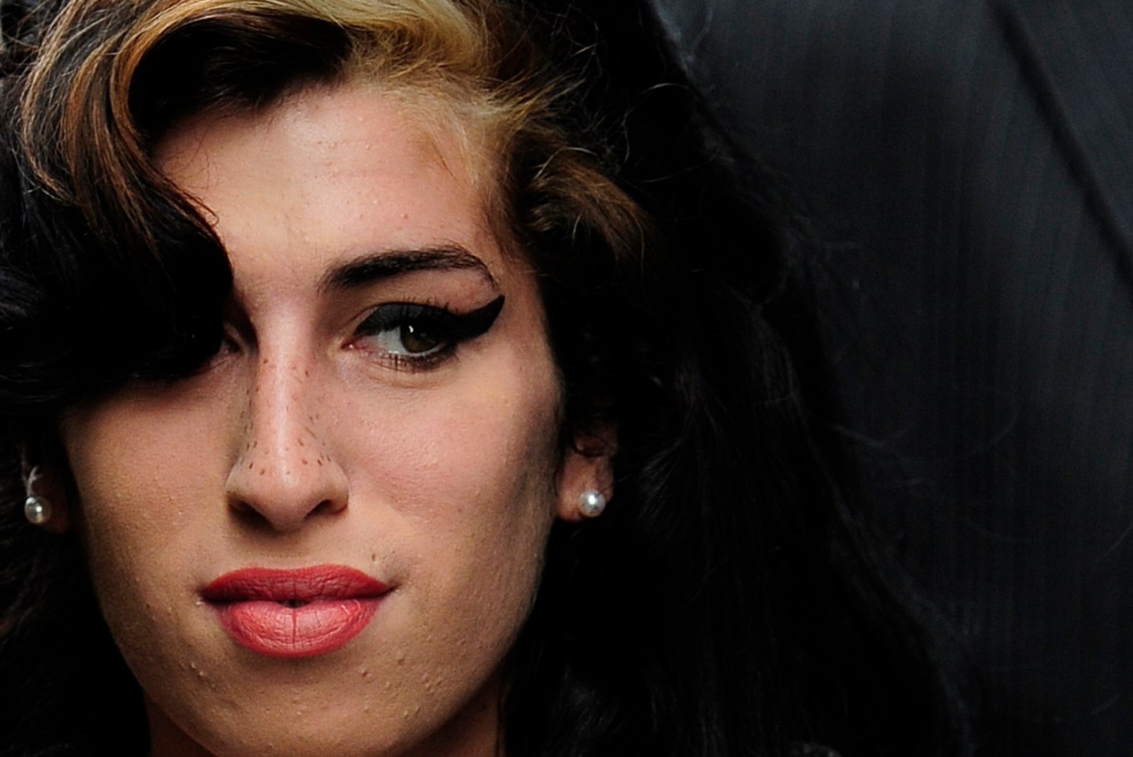 Amy Winehouse'i viimased elupäevad: lauljatar lõikus oma nägu ning põletas seda sigarettidega