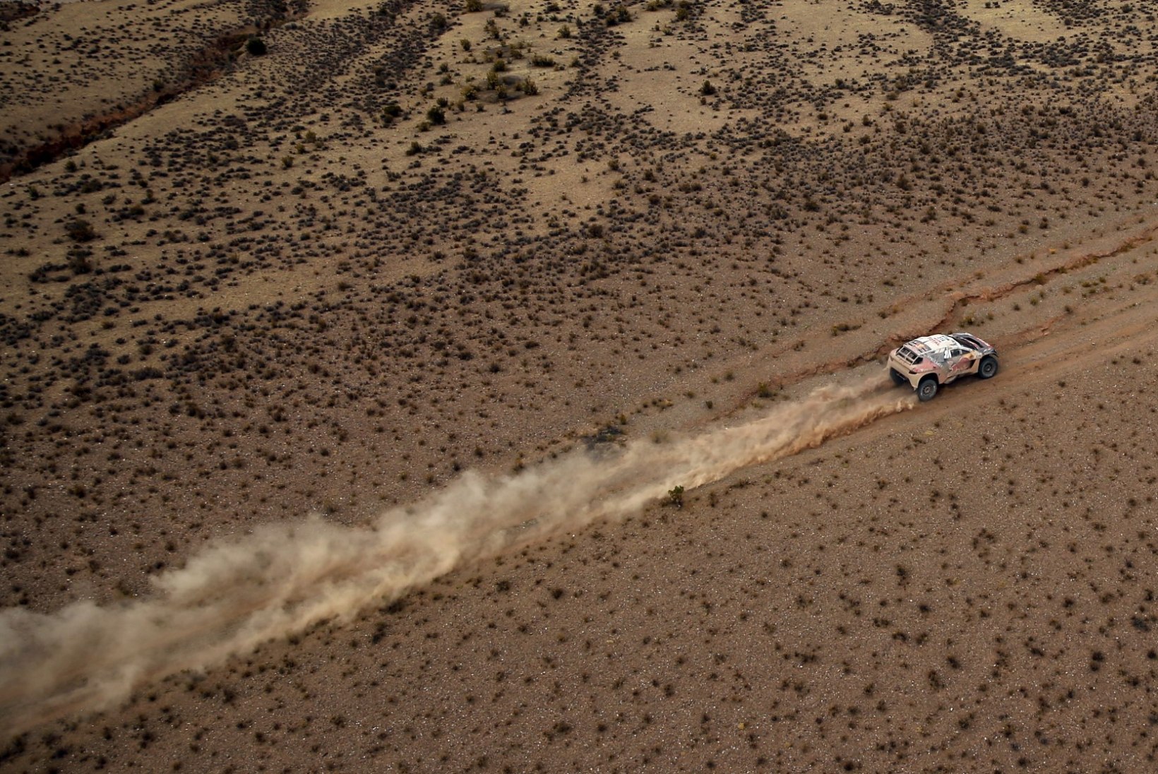 Esimest korda Dakari rallil sõitev Loeb langes liidrikohalt