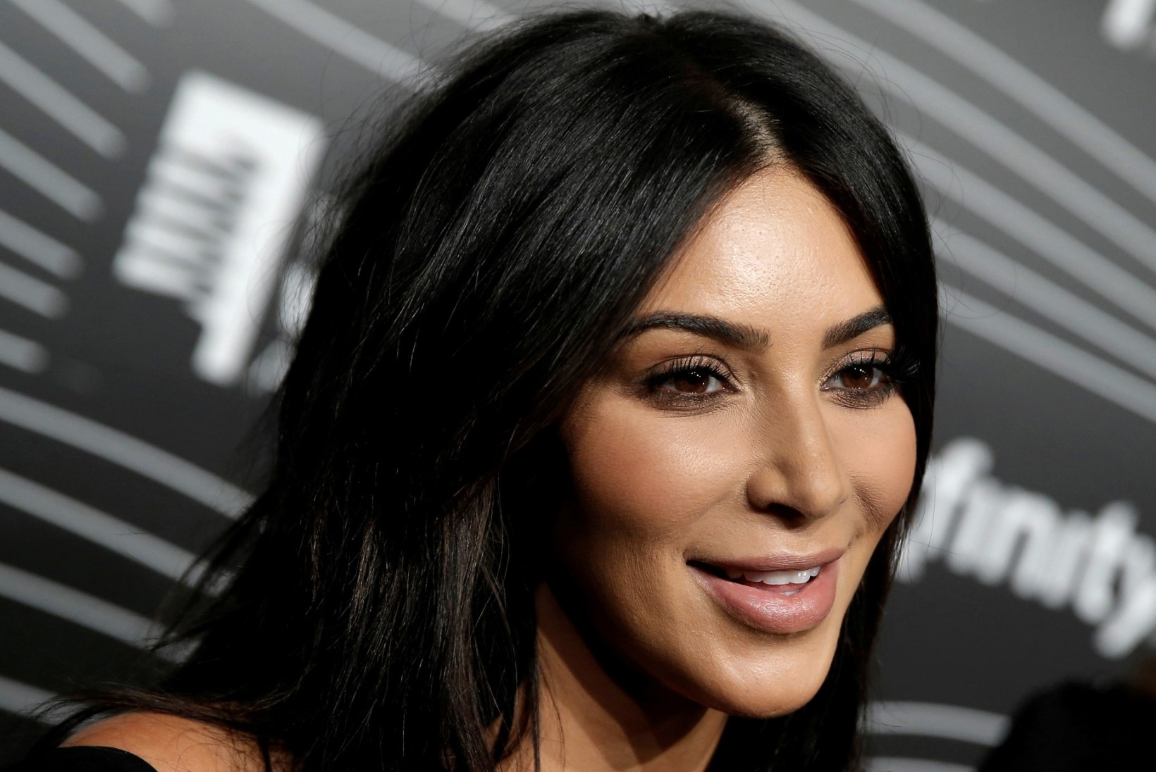 Kardashian annab röövi ehtsuses kahtlejad kohtusse