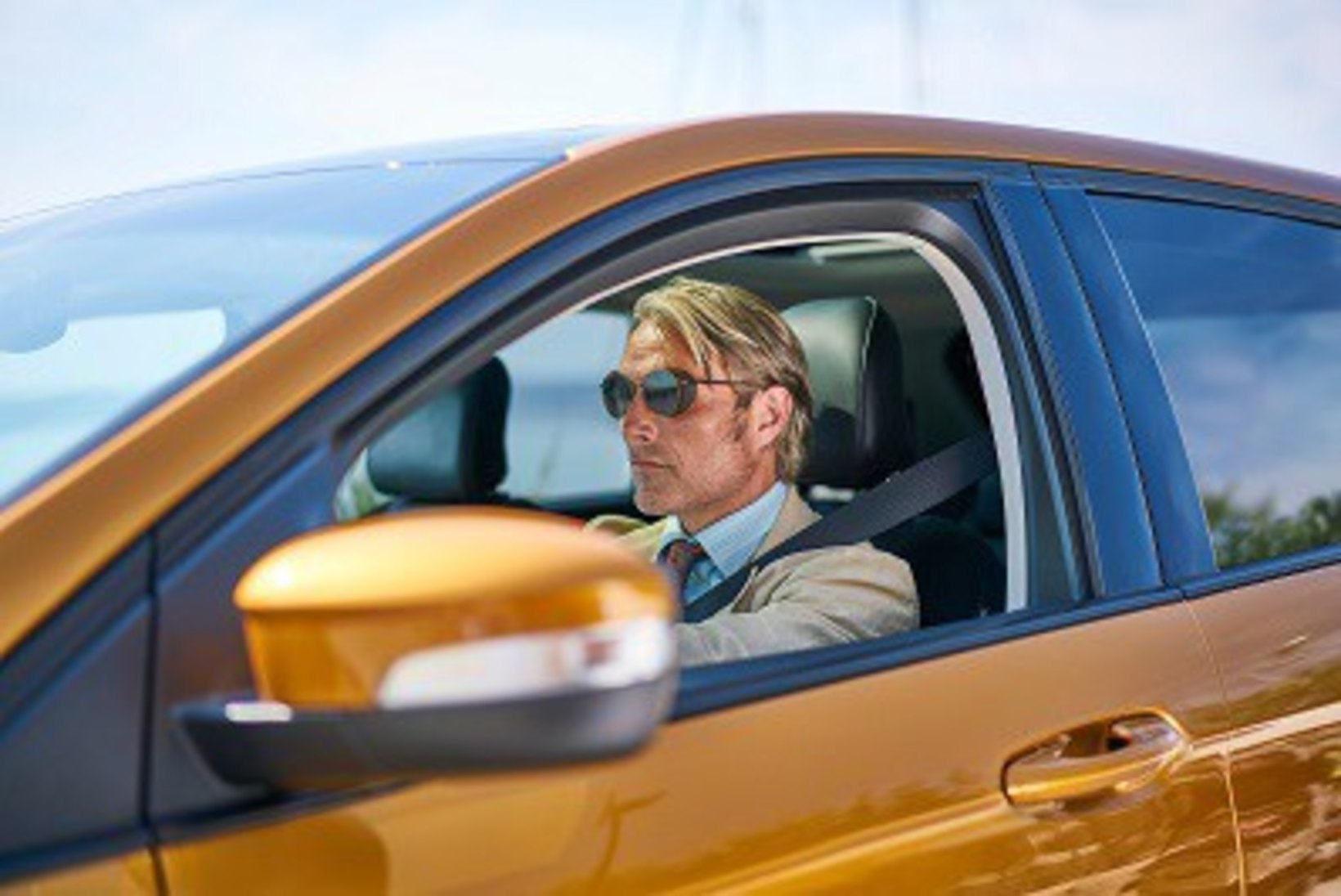VIDEO | Mads Mikkelsen teeb Fordi lühifilmis nauditavalt mitmekihilise pahalase rolli
