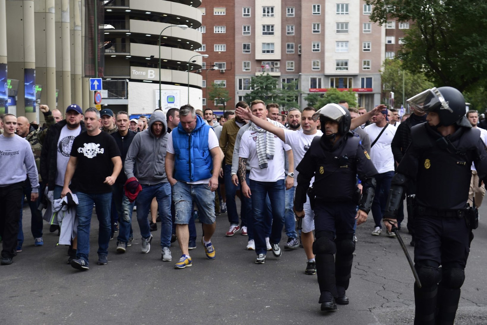 VIDEO | Mässumeelsed Varssavi Legia fännid tungisid Madridi tänavatel politseile kallale