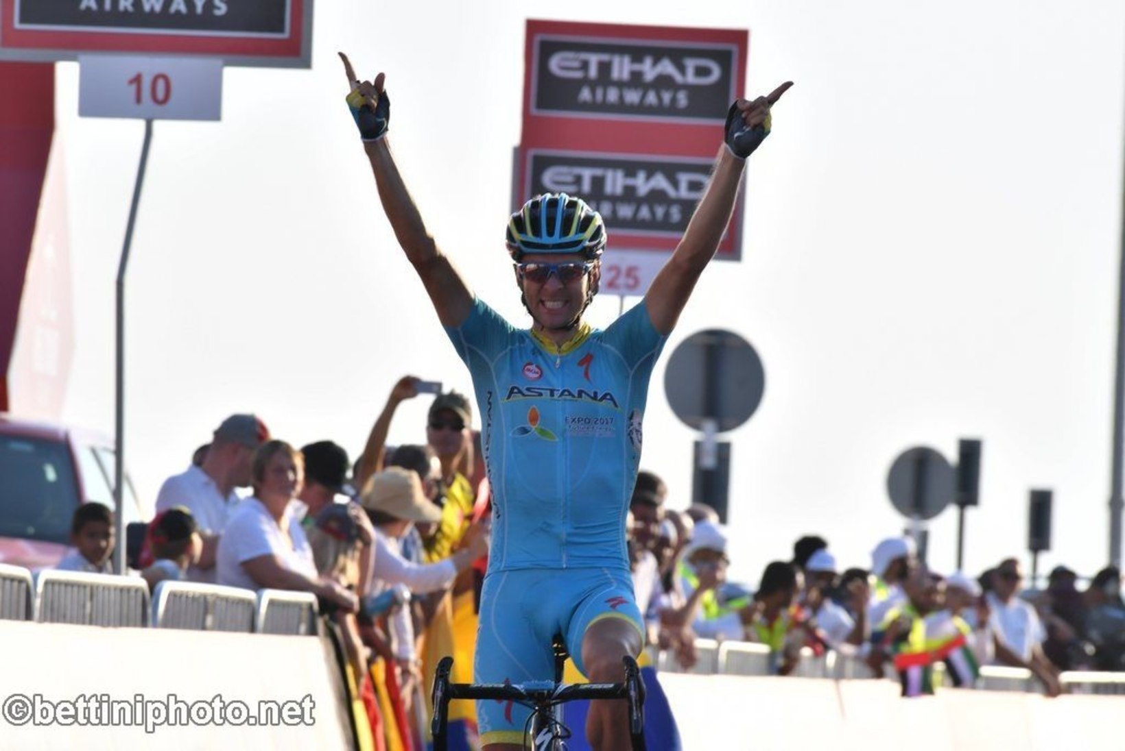 VIDEO | FANTASTILINE! Tanel Kangert võitis Abu Dhabi velotuuril etapi, üldvõit lähedal