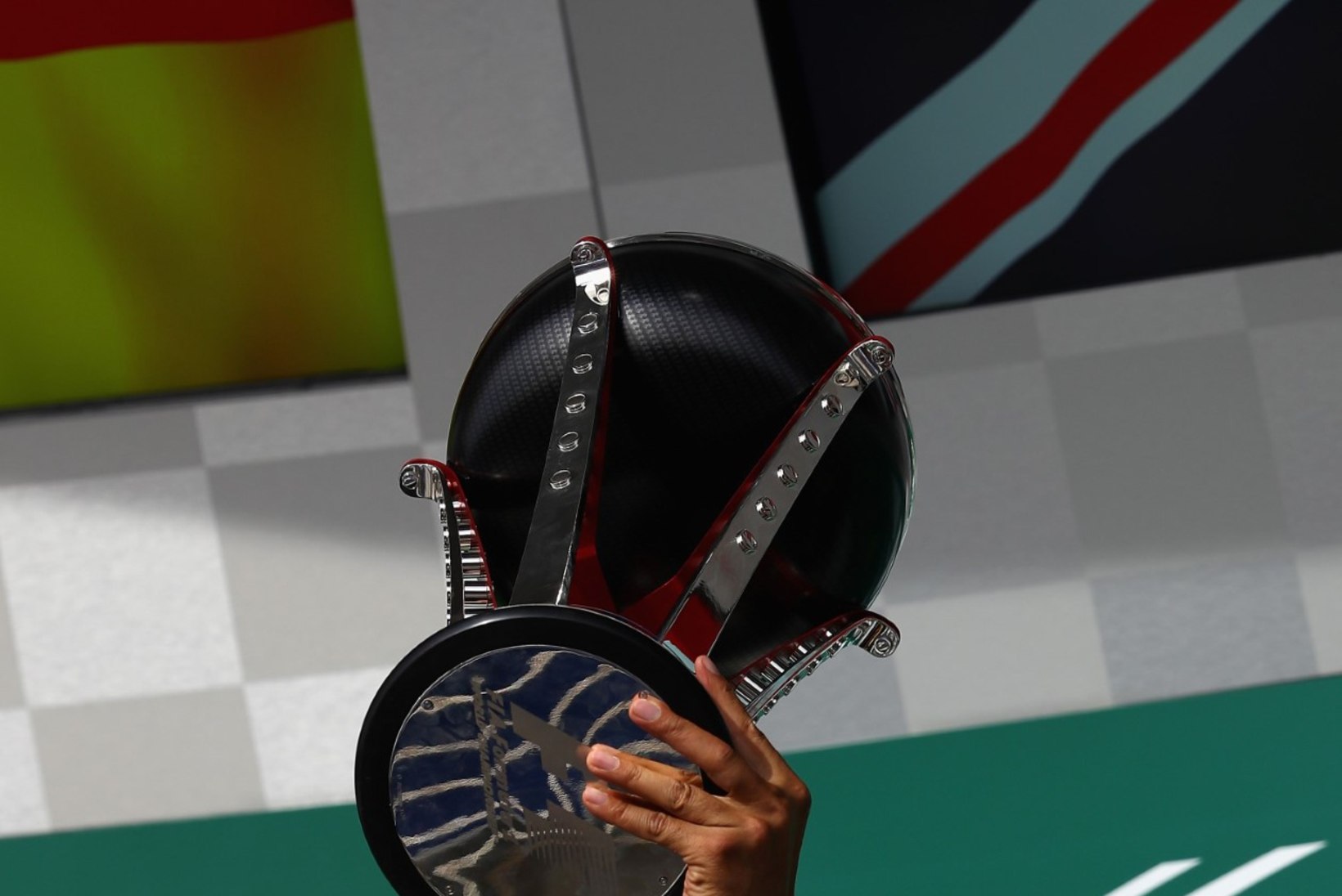 Lewis Hamilton: muretsesin terve võistluse, kas jõuan ikka finišisse