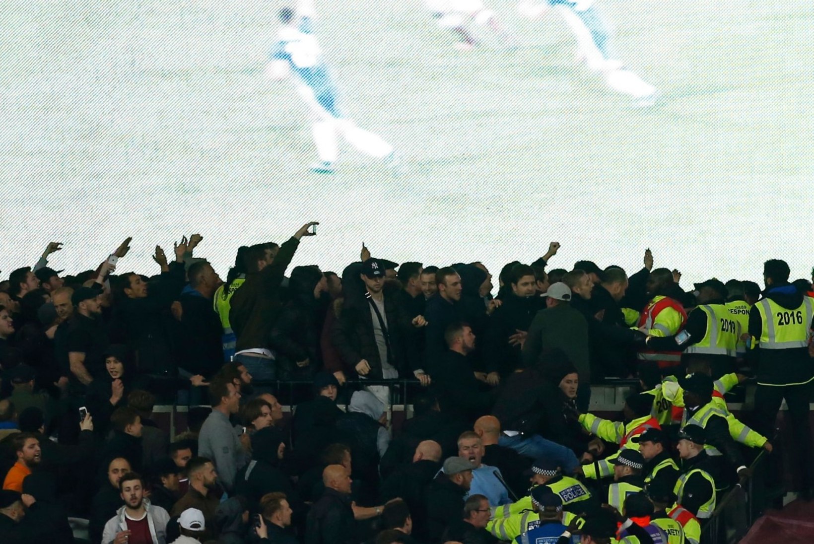 VIDEO JA FOTOD | West Ham - Chelsea mängul puhkes tõeline märul: "Keegi saab seal veel surma!"