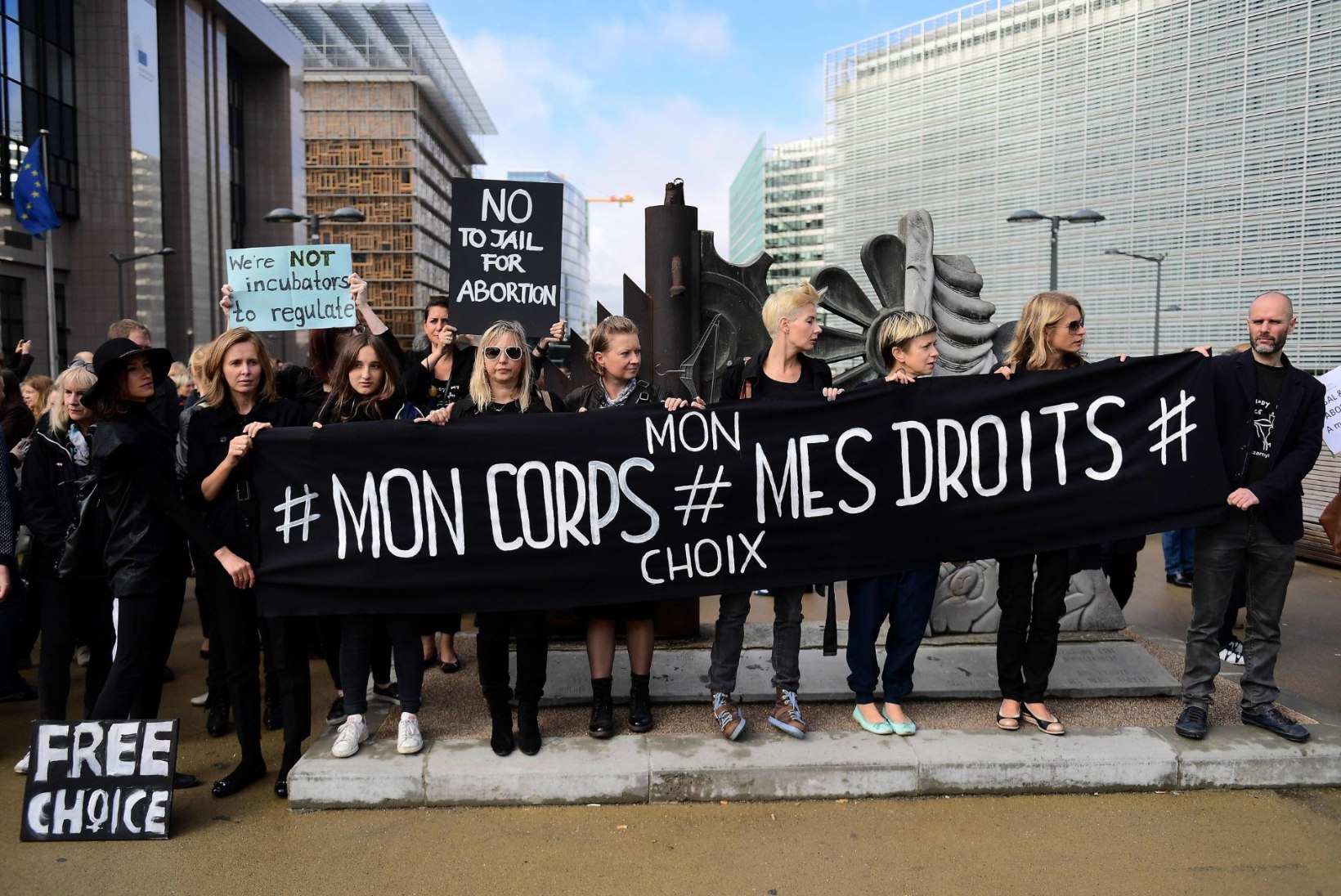 Poola naiste protestid sunnivad riigiisasid abordikeelu suhtes meelt muutma