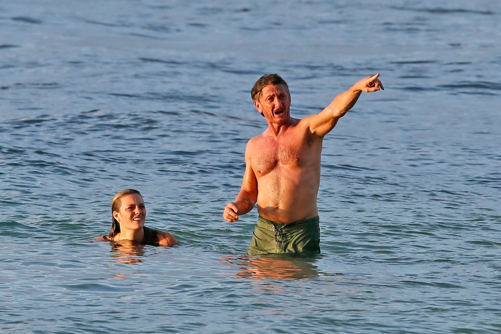 FOTOD | Sean Penn ameleb lainetes oma tütrest noorema neiuga