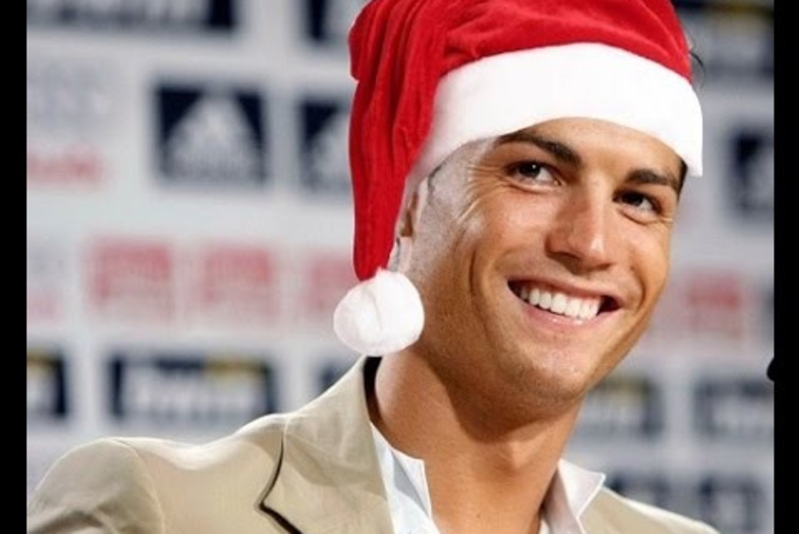 VAHVA JÕULUVIDEO | "Üksinda kodus" uues kuues: kuidas käitub Cristiano Ronaldo, kui ema ta koju unustab?