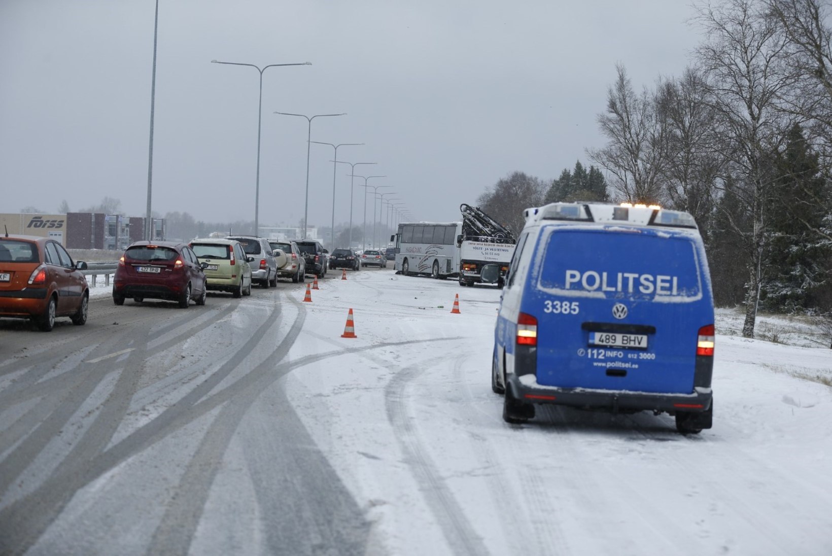 Politsei palub liiklejatel olla tähelepanelik: hommikune lumesadu tõi Harjumaa teedele kaose, Lõuna-Eestis on rahulikum