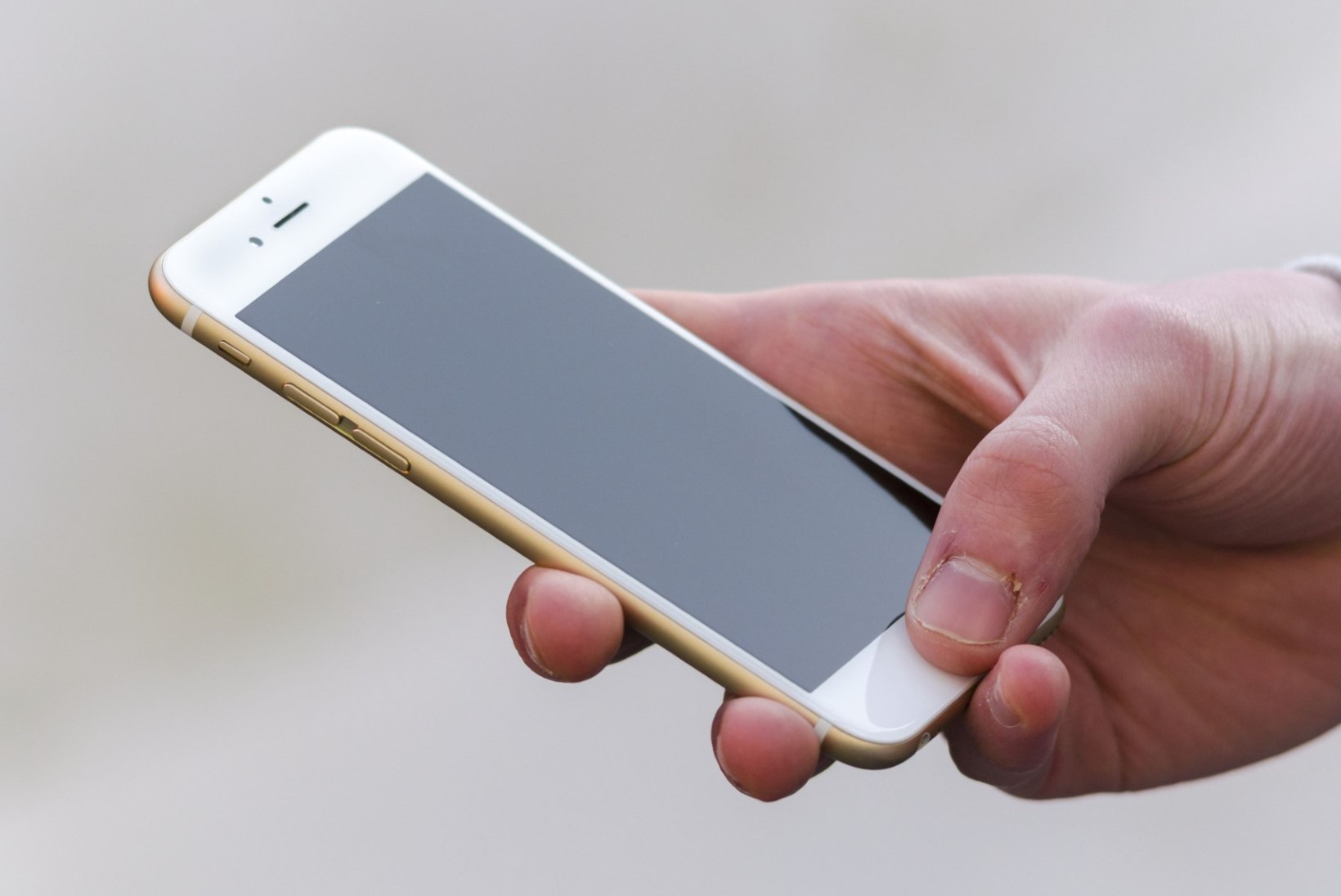 Apple vahetab "väga väikesel hulgal" iPhone 6 vigased akud välja