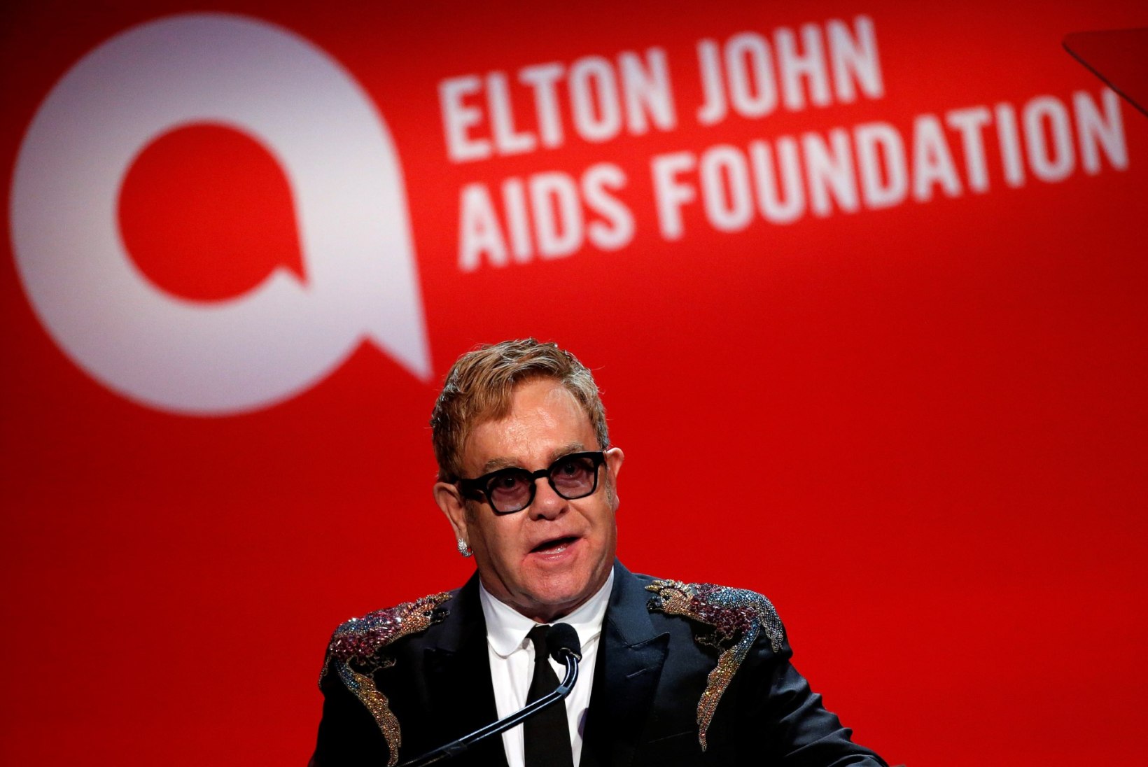 Elton Johni käperdamises süüdistanud turvamees loobus hagist