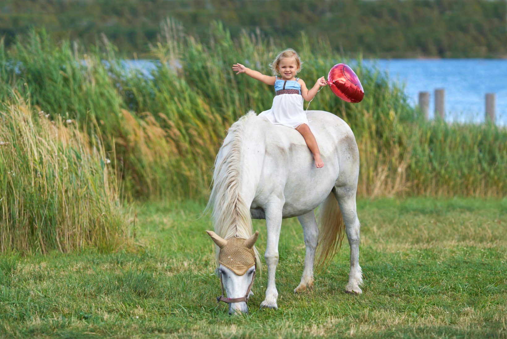 Autistlik tüdruk saab Lastefondi toel ratsutamisteraapiat