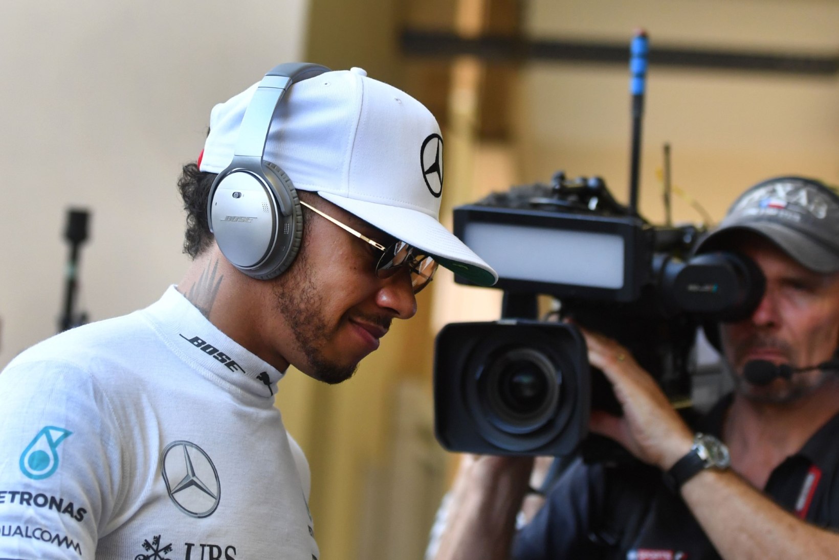 Lewis Hamilton võitis Abu Dhabi kvalifikatsiooni ning survestab Rosbergi viimaste meetriteni 