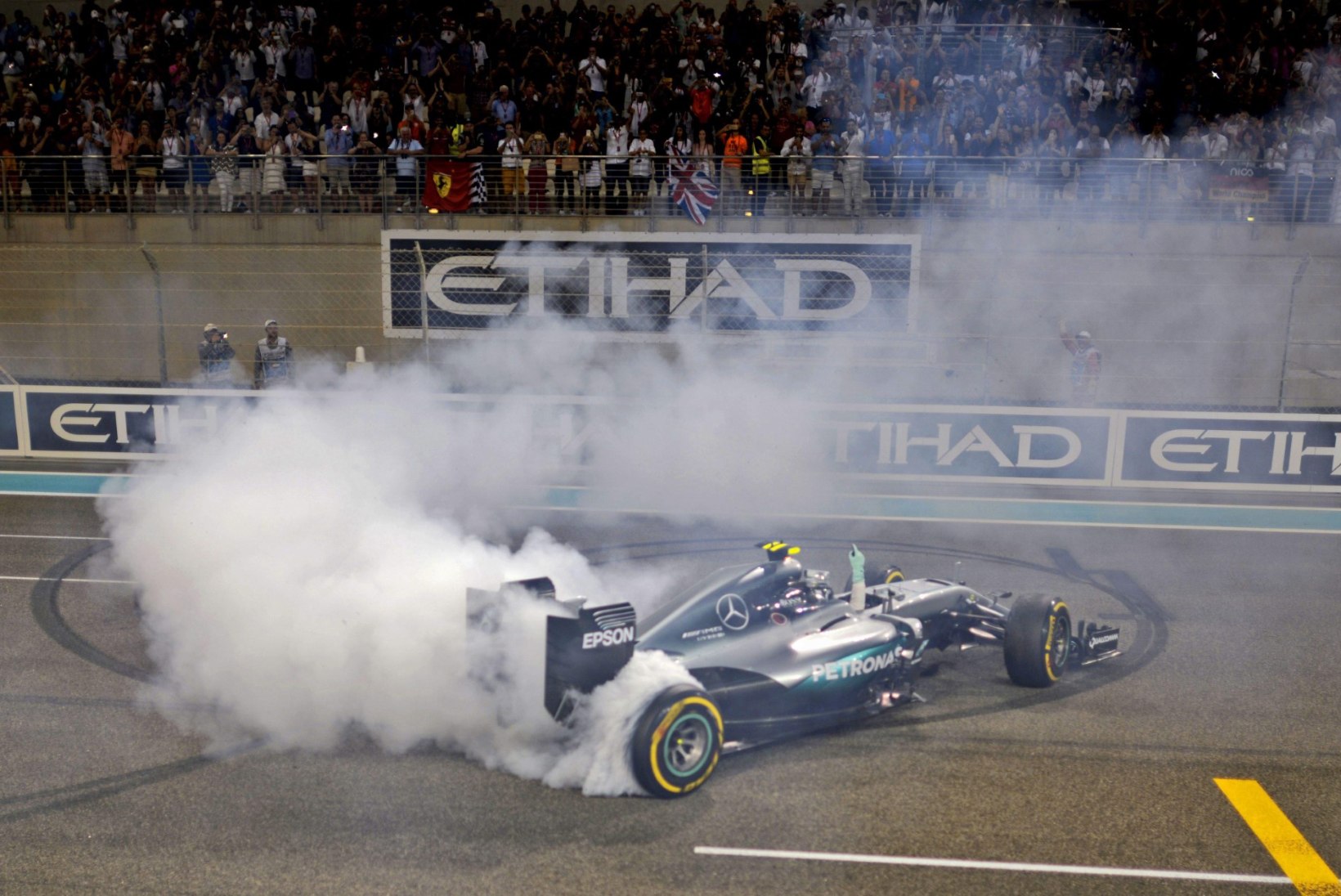 Lewis Hamiltoni trikid muutsid Nico Rosbergi tiitli magusamaks