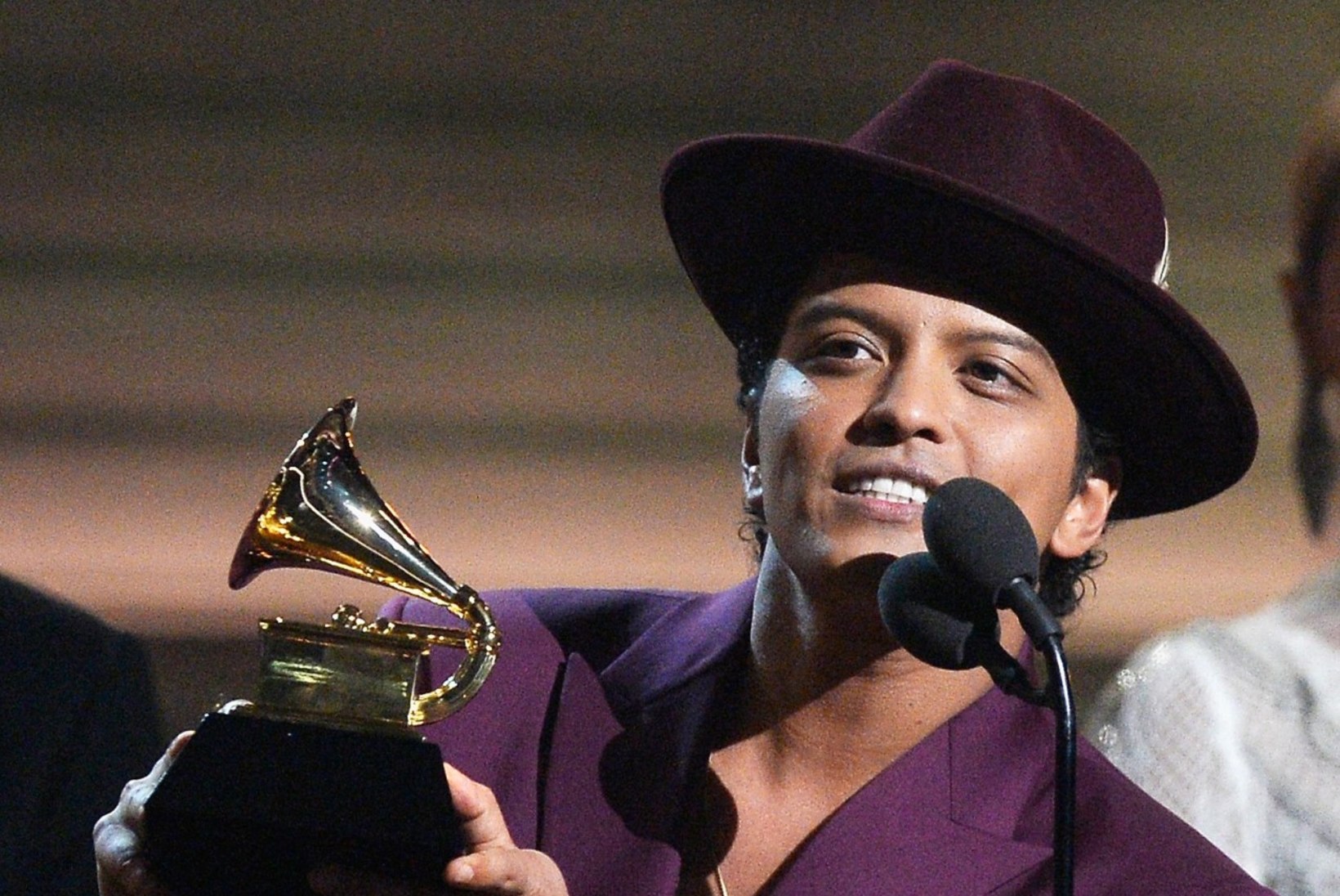 Bruno Mars ei suuda ema surmaga leppida