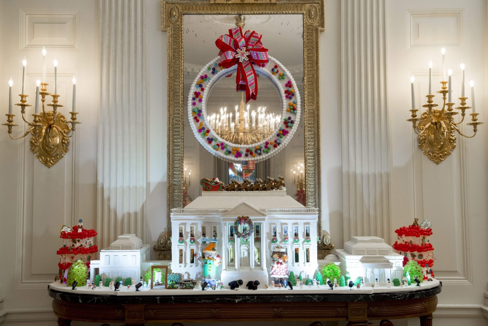 GALERII | Legod, lumememmed ja hiigelsuur piparkoogimaja: Obamad näitavad viimast korda Valge Maja jõulukaunistusi