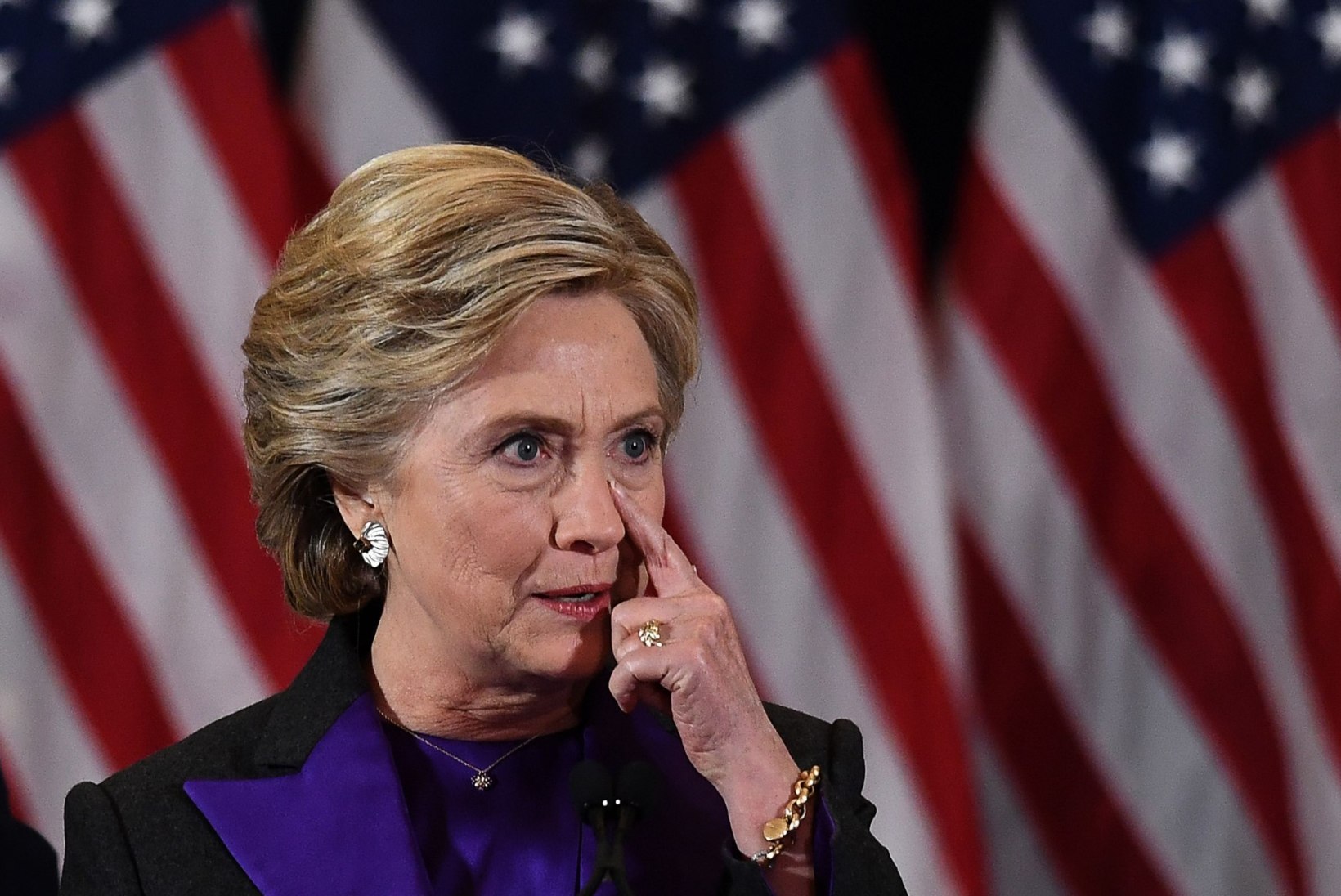 Hillary Clinton kaotuskõnes: usun siiani Ameerikasse, ent ühel päeval purustab keegi selle kõrge klaaslae
