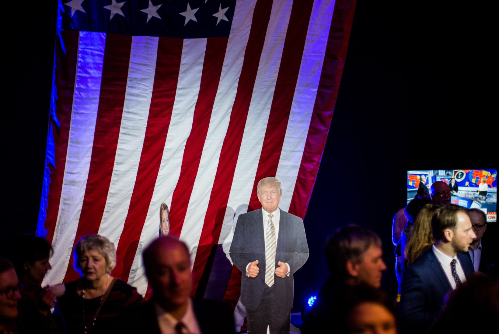 REPORTAAŽ USA SAATKONNA VALIMISPEOLT: Ameerika lipu taustal valiti jänkidele uus president