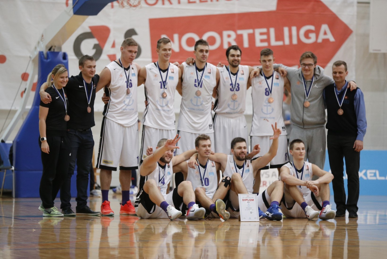 GALERII | Pärnu teenis kodupubliku ovatsioonide saatel korvpalli karikavõistluste pronksmedalid 