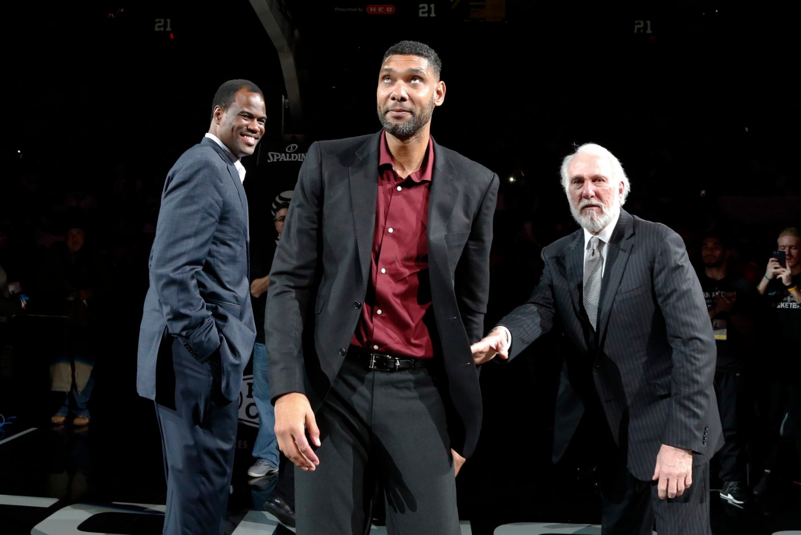 VIDEO | Emotsionaalsed kõned ja pisarad: San Antonio Spursi ja NBA legendi Tim Duncani särk tõmmati lae alla