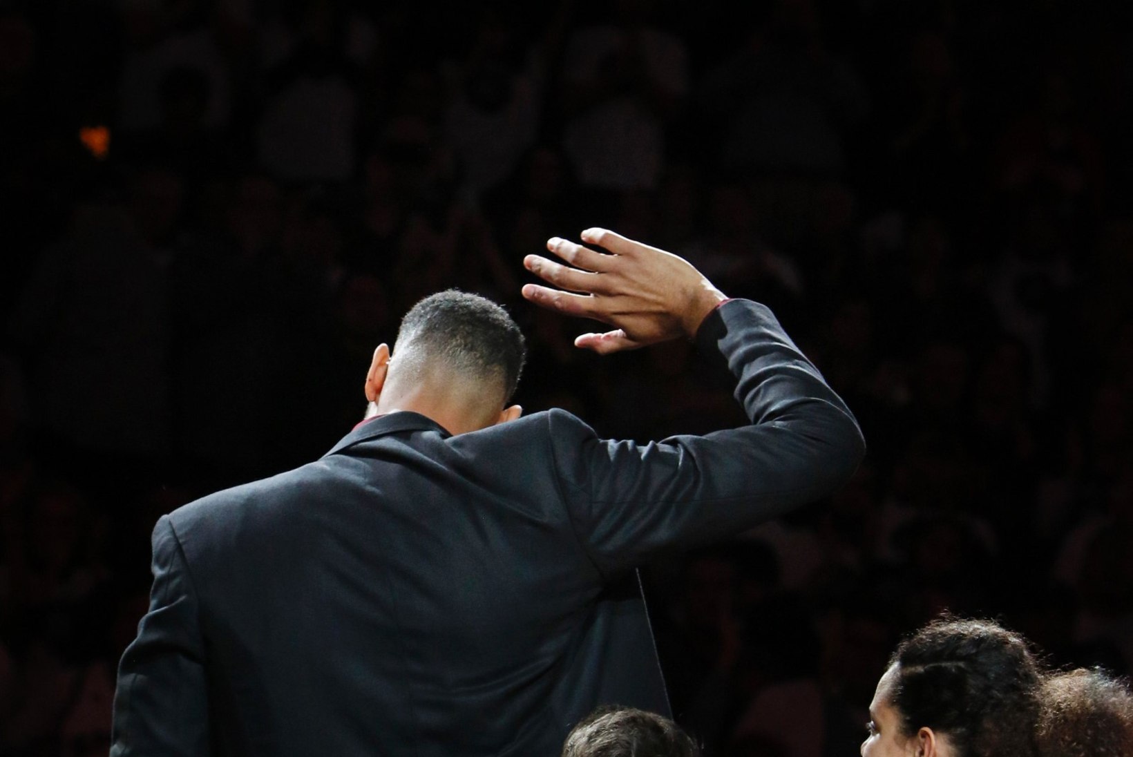 VIDEO | Emotsionaalsed kõned ja pisarad: San Antonio Spursi ja NBA legendi Tim Duncani särk tõmmati lae alla