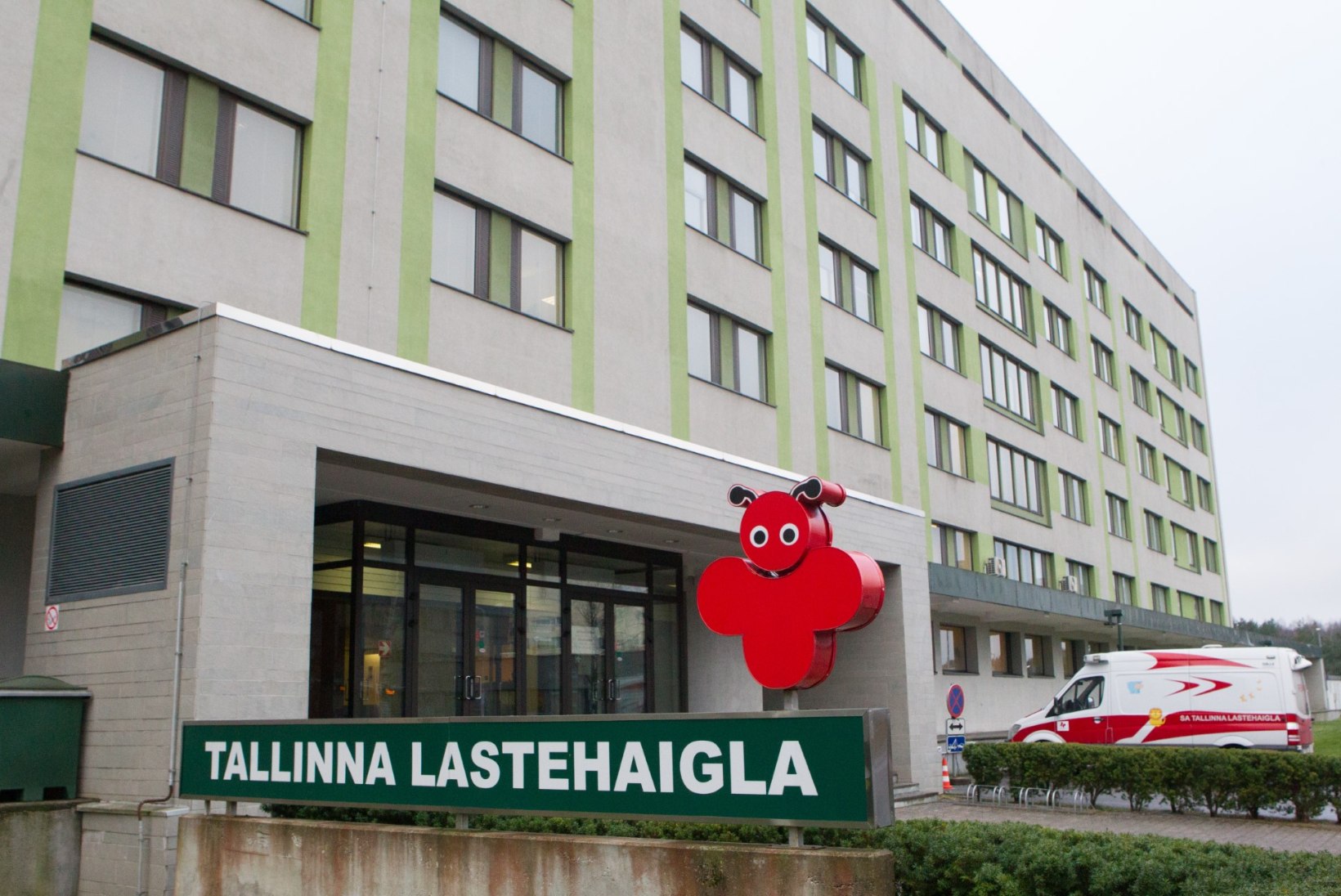 GALERII | Jõulumeeleolu käisid Tallinna lastehaiglas loomas jõuluvana ja Mikk Mäe