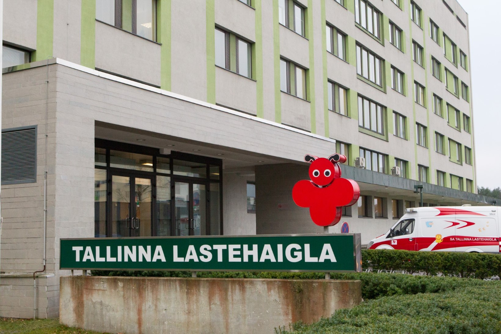 GALERII | Jõulumeeleolu käisid Tallinna lastehaiglas loomas jõuluvana ja Mikk Mäe