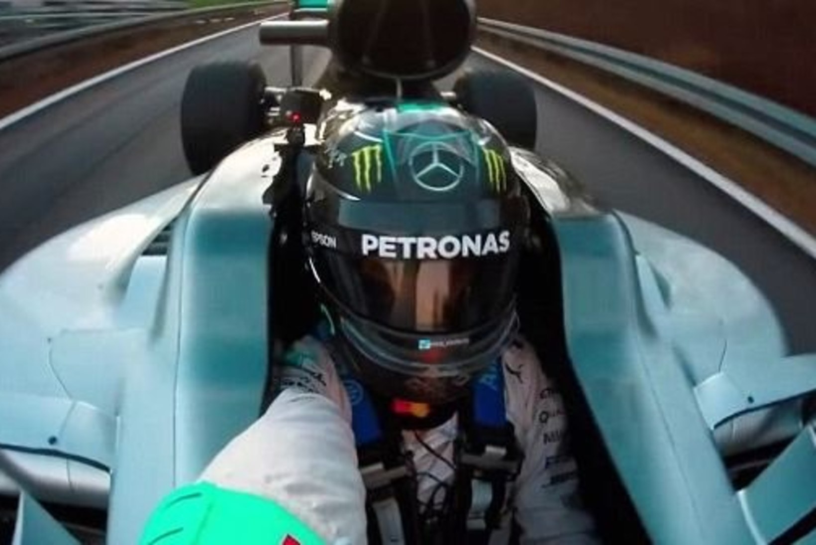 VIDEO | Rosberg sõitis viimast korda Mercedese vormeliga  ja tegi ohtliku pildi