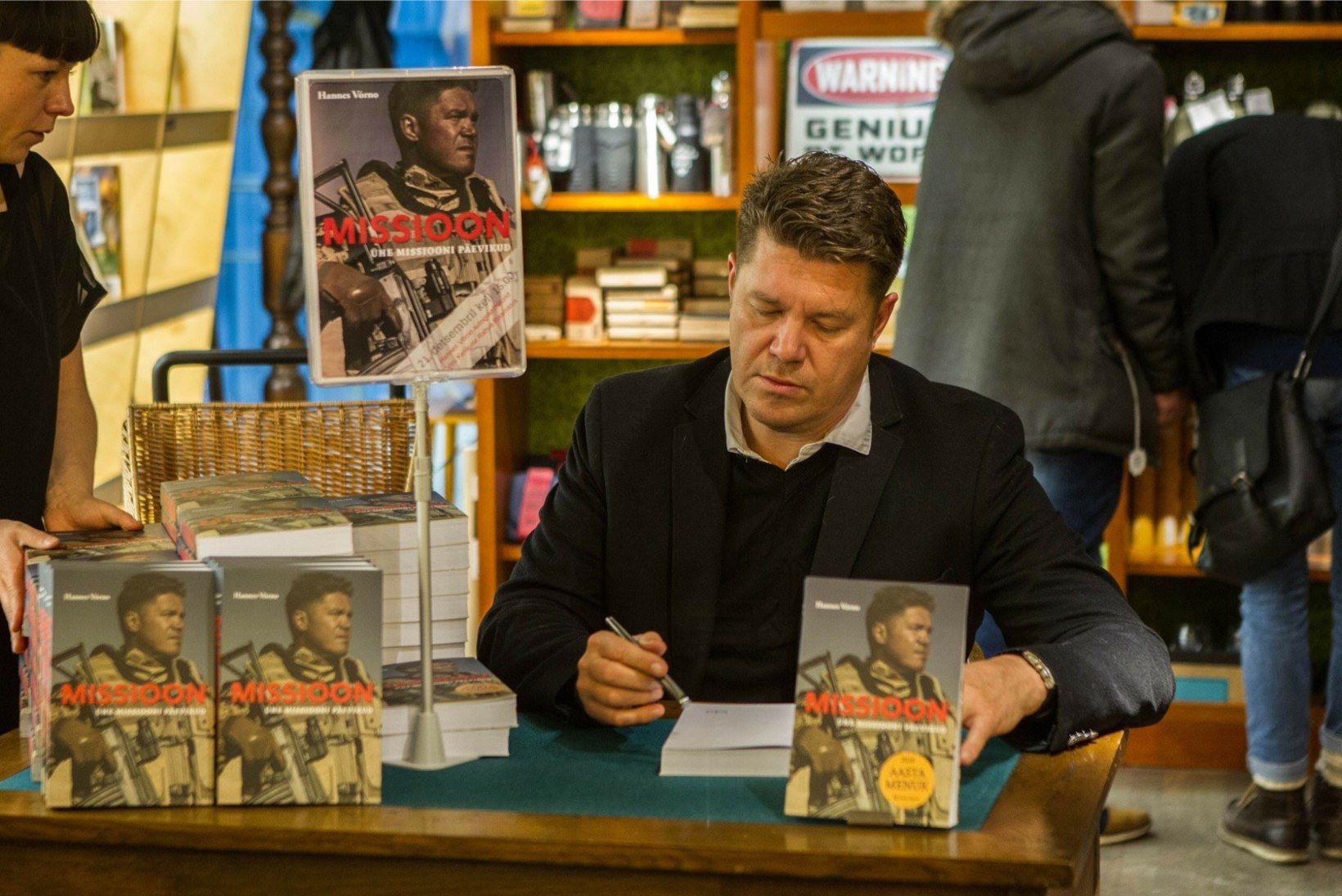 FOTOD | Hannes Võrno jagas oma sõjamissioonide raamatule autogramme
