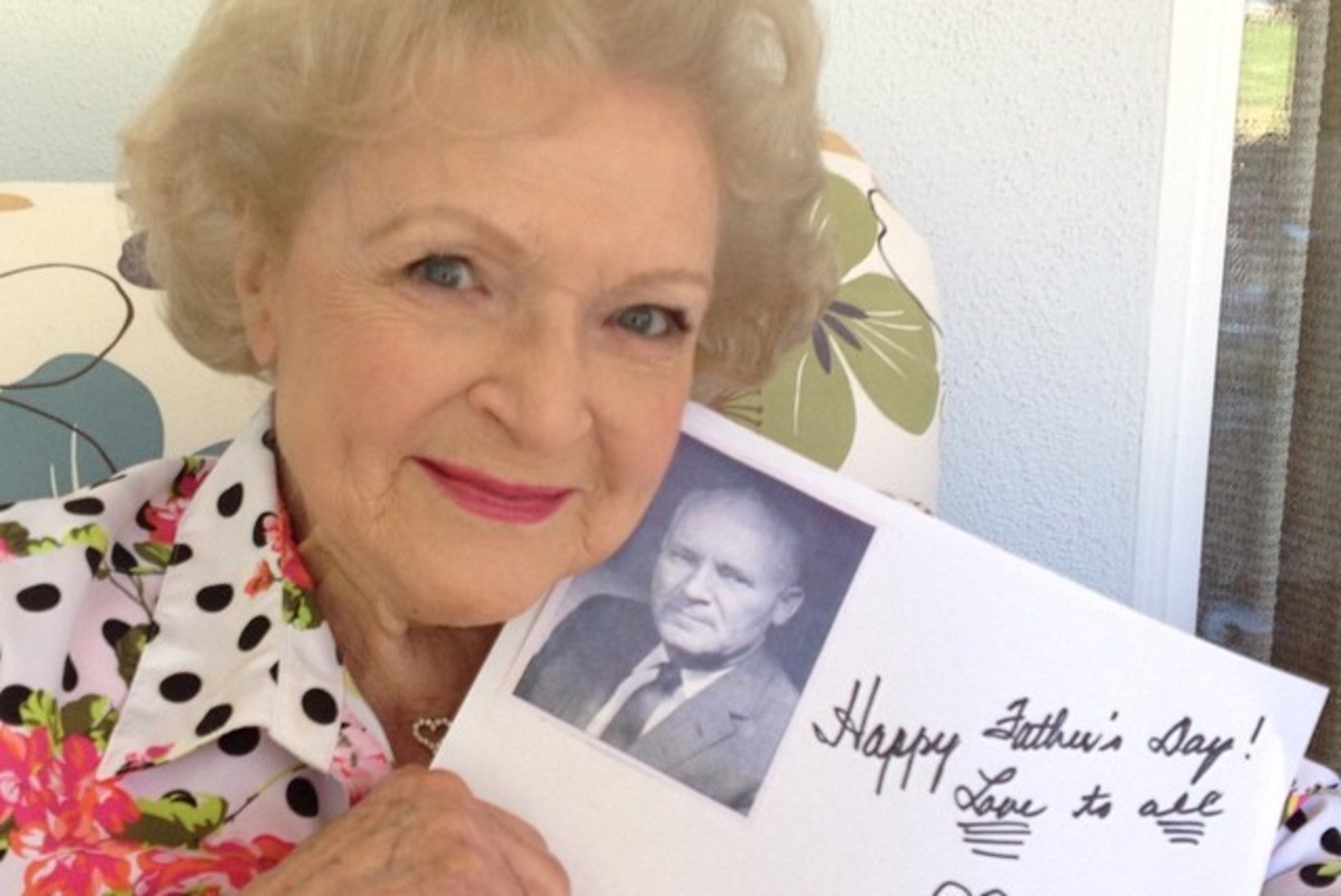 94aastane Betty White on vaba ja vallaline ning ootab kutset kohtingule!