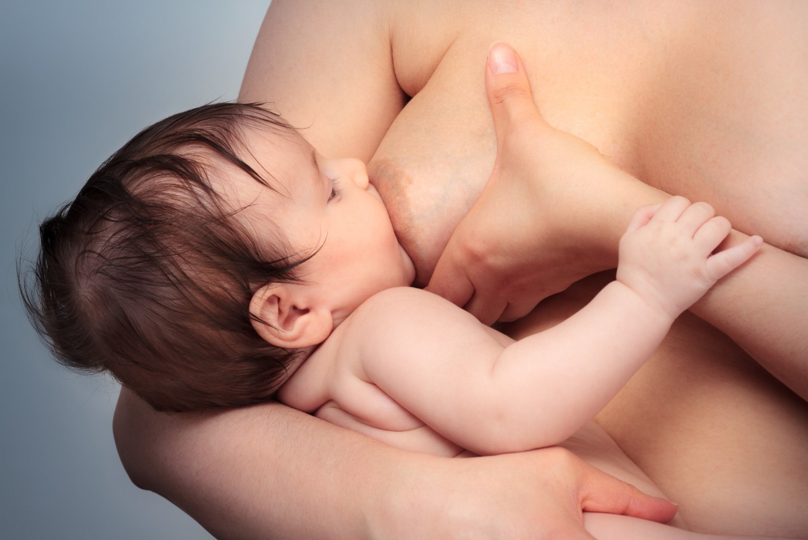 Viis põhjust, miks öine imetamine on vaatamata ema suurele väsimusele beebile hea