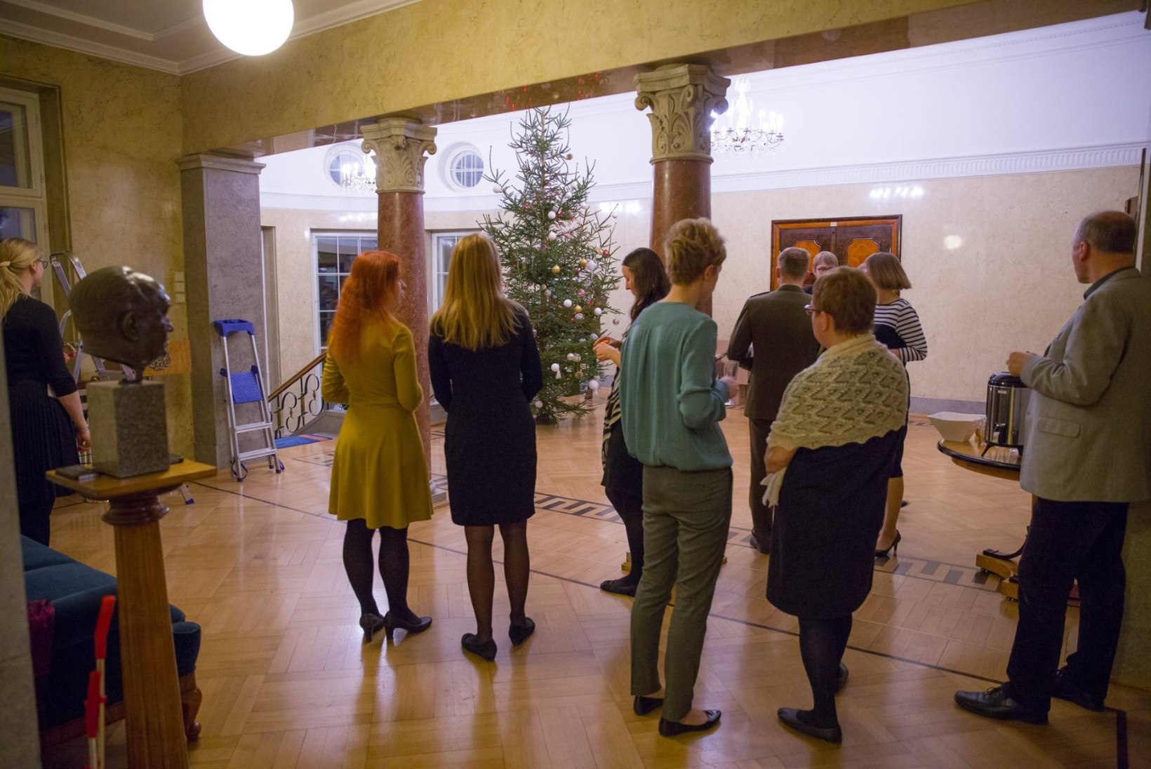 FOTO JA VIDEO | President Kaljulaid ehtis jõulukuuske