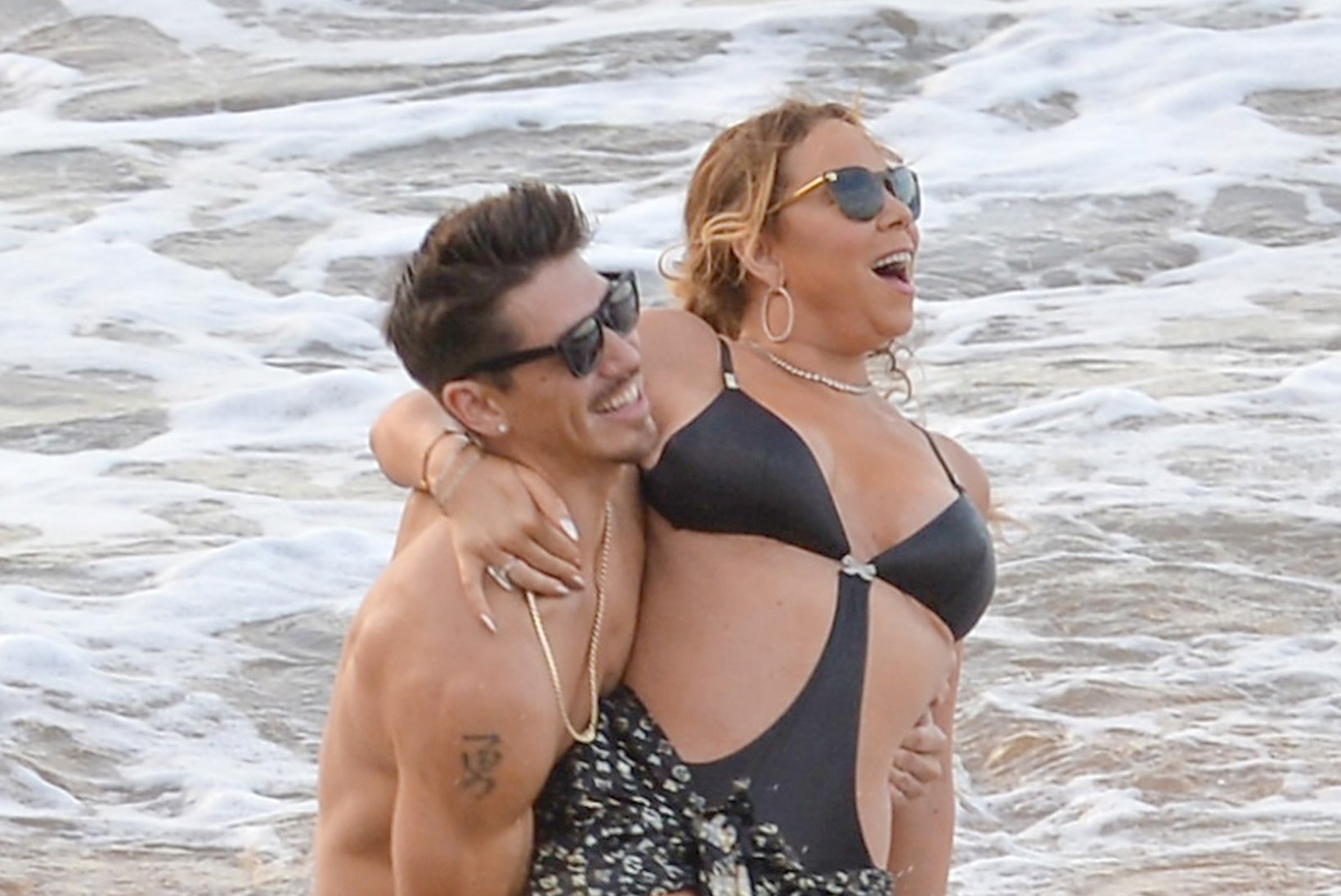 Mariah Carey ameles oma noore tantsupoisiga merelainetes