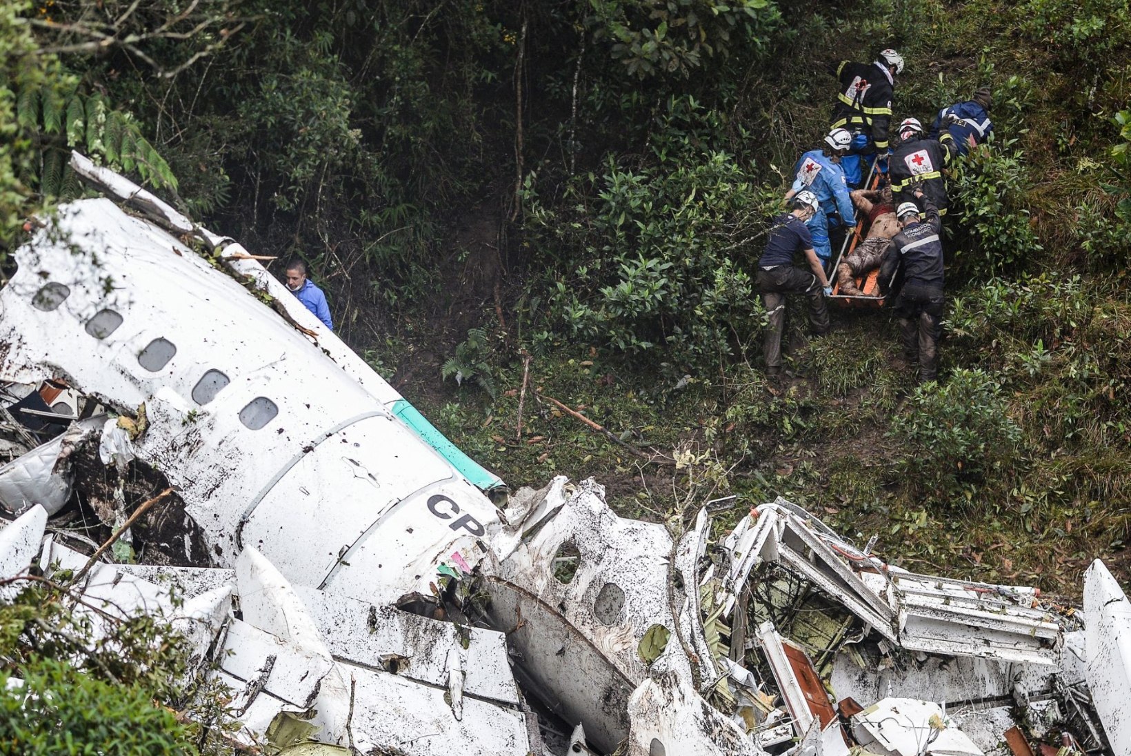 SÜÜDLASI OTSITAKSE: Chapecoense pallurid surma viinud lennufirma tegevdirektor võeti vahi alla, lennujuht põgenes 