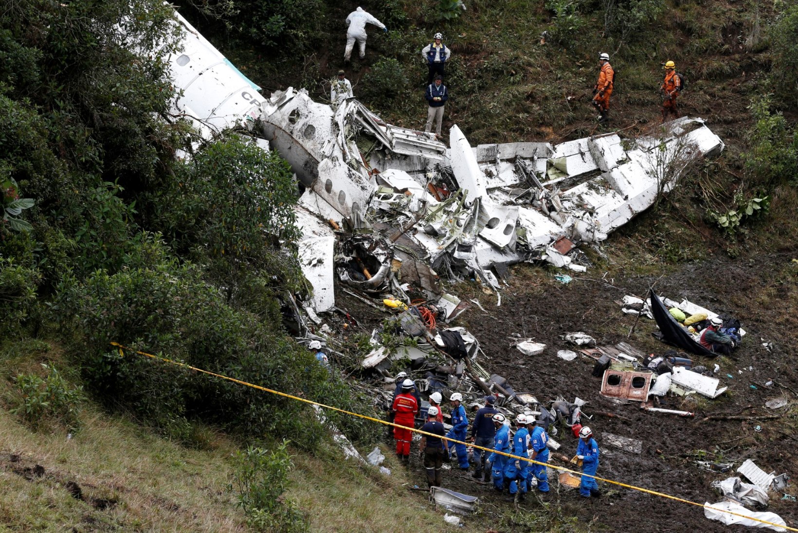 SÜÜDLASI OTSITAKSE: Chapecoense pallurid surma viinud lennufirma tegevdirektor võeti vahi alla, lennujuht põgenes 