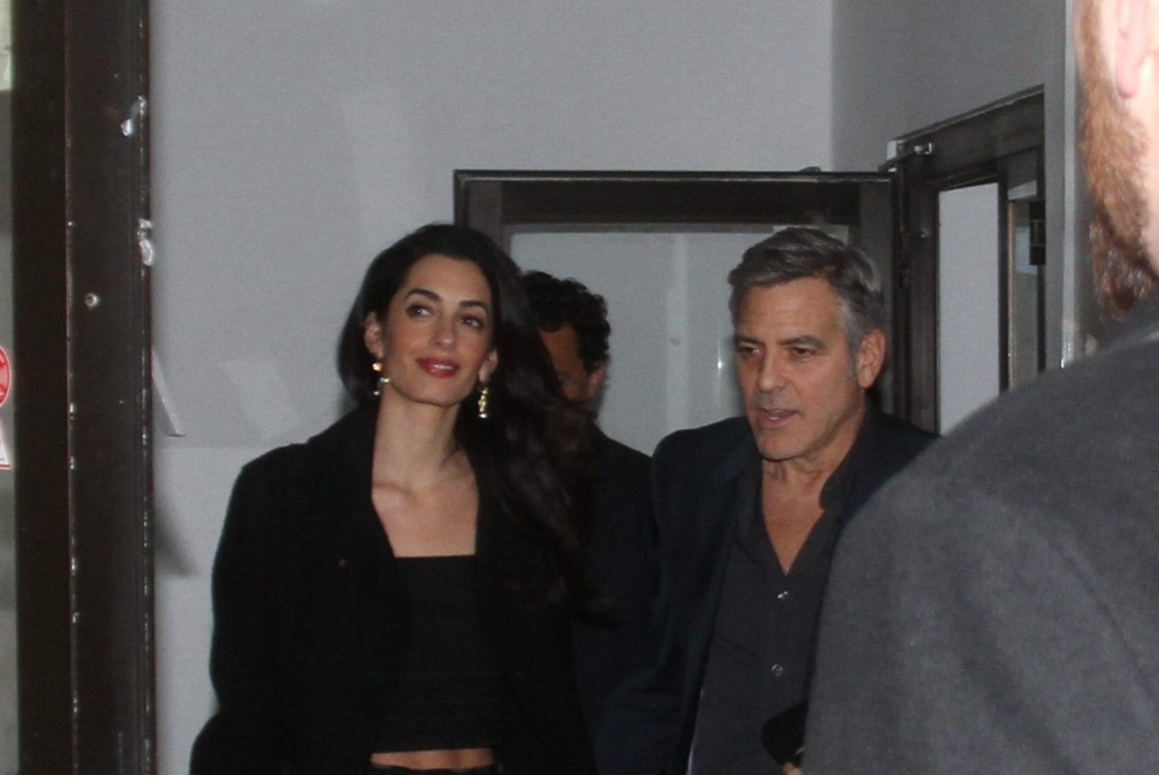 PILTUUDIS | Amal Clooney välgutas trimmis kõhtu