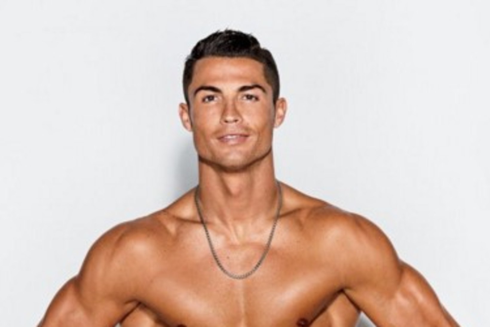 MIDAGI NAISTELE! FOTOD | Kas leidub naist, kes ei sooviks Cristiano Ronaldo võimsatelt kõhulihastelt näiteks vahukoort limpsida?