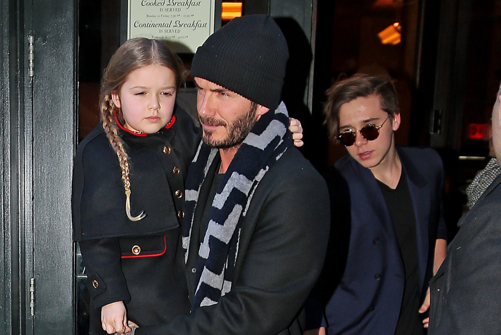 FOTOD | Stiilne pere: Victoria ja David Beckham viisid lapsed sõbrapäevalõunale
