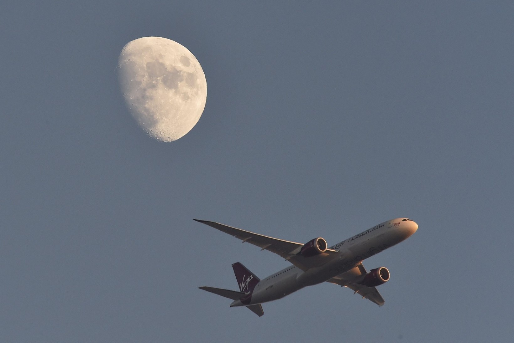 Virgin Atlanticu lennuk pöördus tagasi Heathrow'le, pilooti pimestas laserkiir