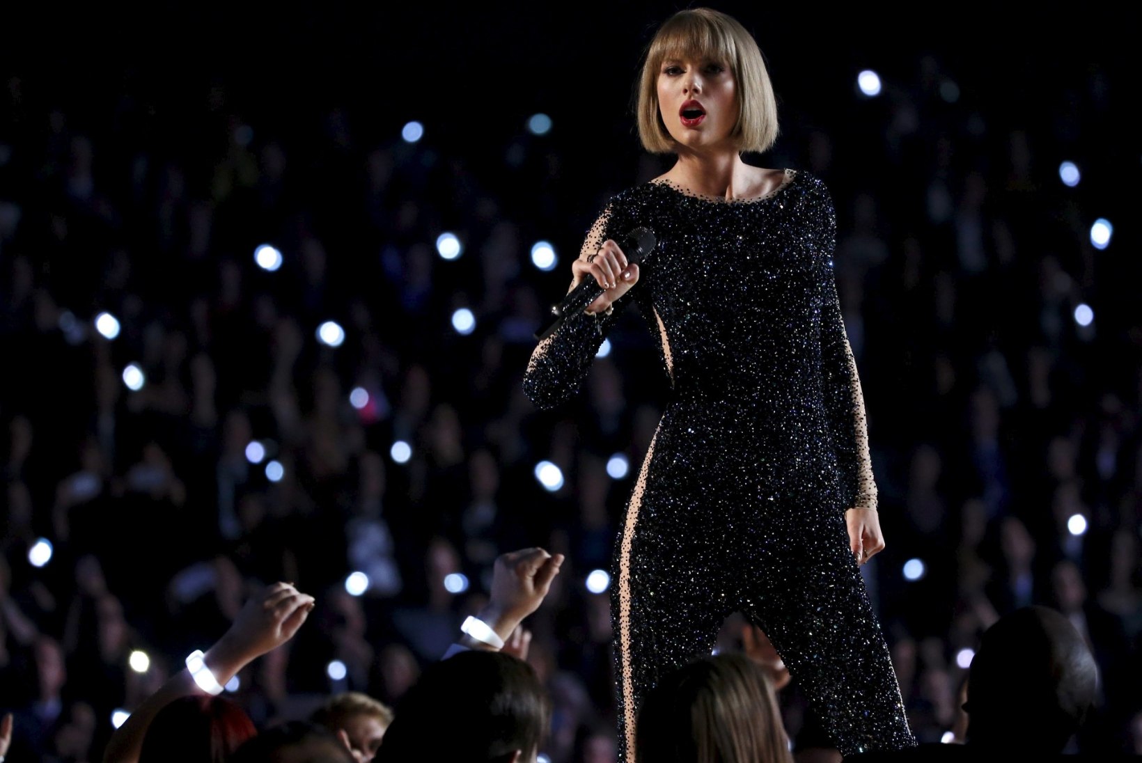 VIDEO | Taylor Swift puhkes mööda lauldud noodi pärast nutma