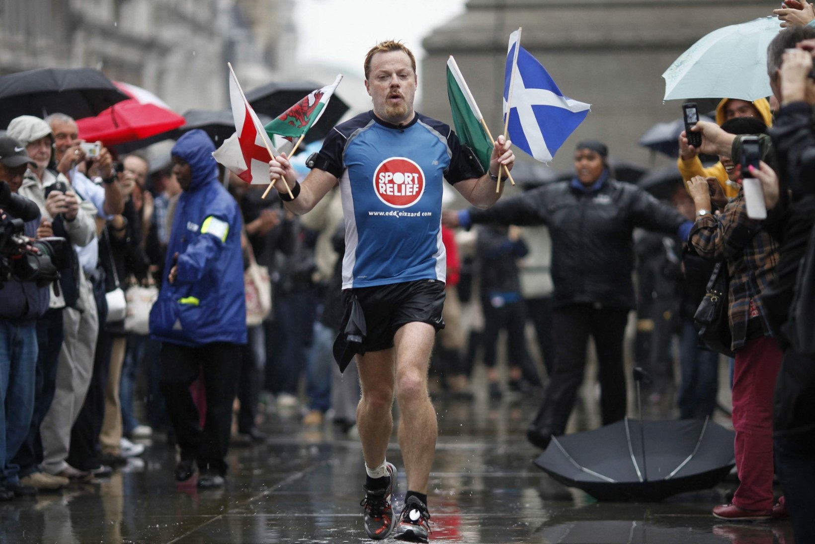 Briti koomik Eddie Izzard  plaanib suurejoonelist, kuid lausa eluohtlikku ettevõtmist – ta tahab 27 päevaga joosta 27 maratoni 
