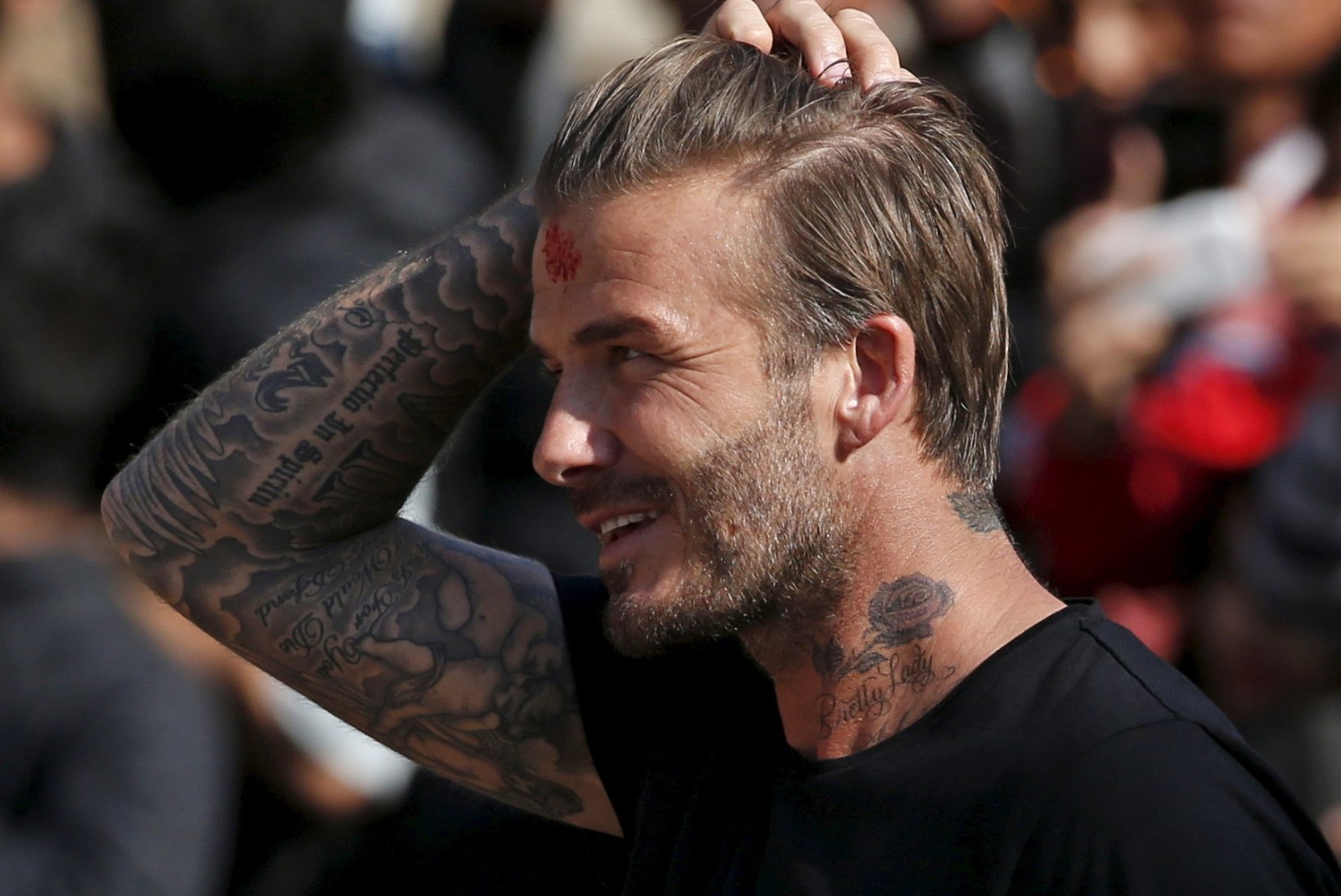 INGEL MAA PEAL! David Beckham tõi viga saanud mehele ning teda abistanud parameedikule teed