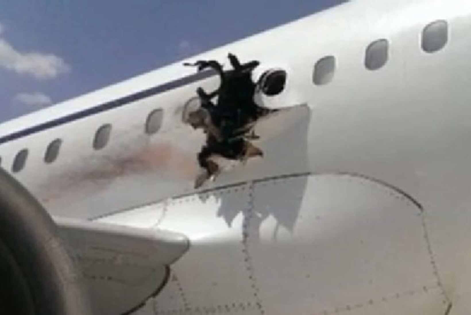 USKUMATU! Lennuki pommiaugust lendas välja põlenud reisija, lennuk maandus õnnelikult