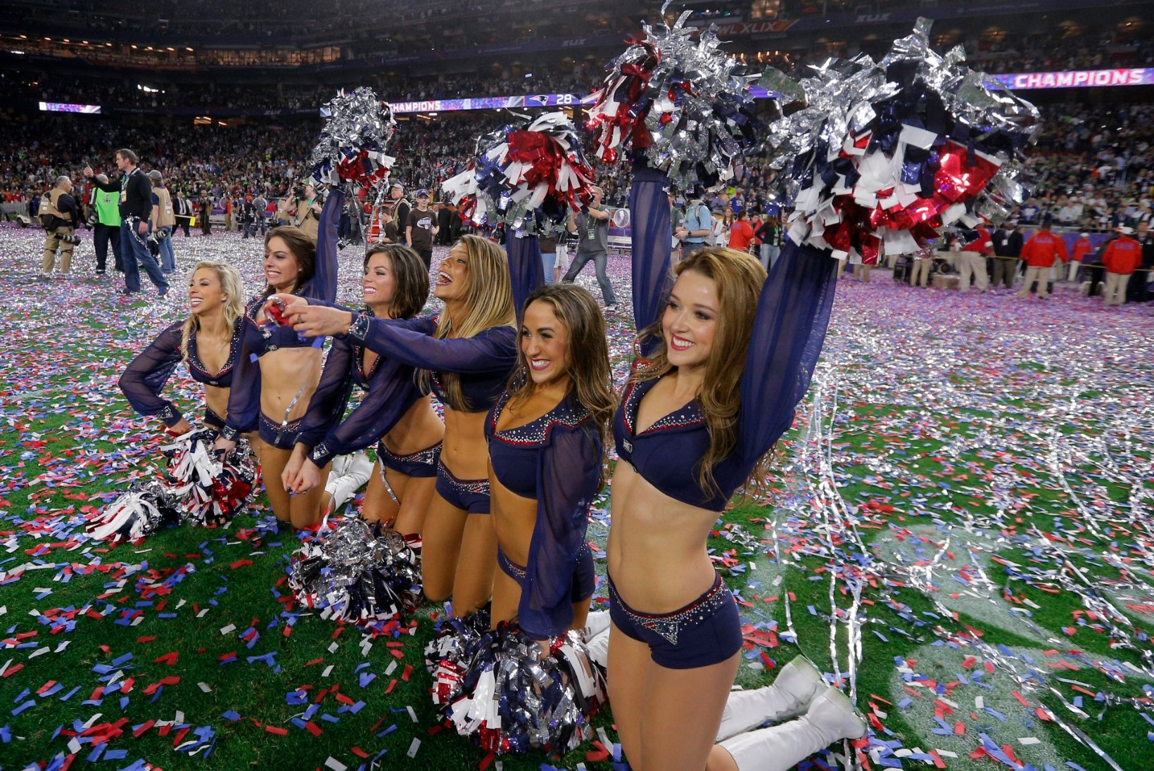 KUUM GALERII | Juba nende NFLi tantsutüdrukute pärast tasub öösel üleval olla!
