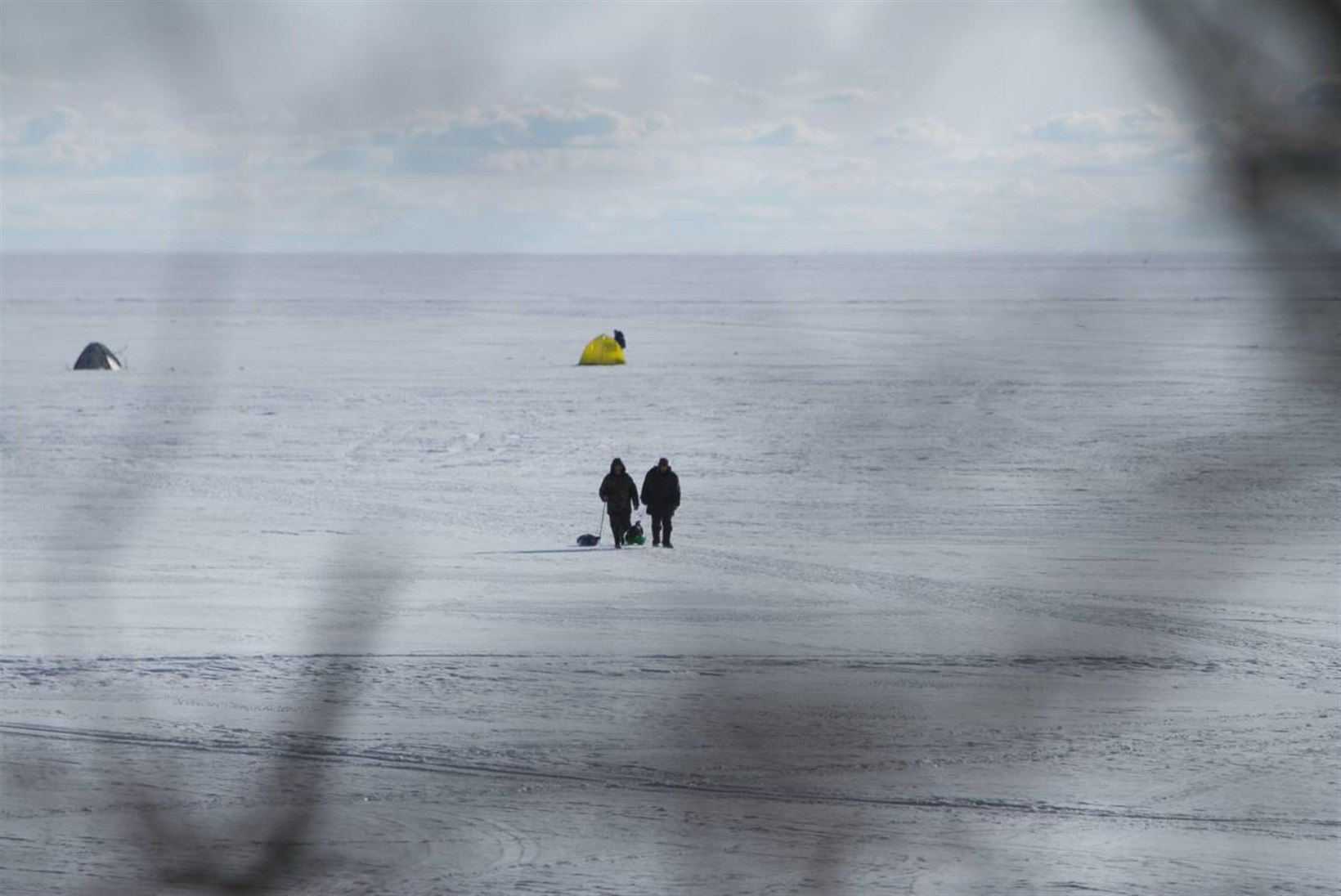 Suur osa Peipsi järve jääst läheb kalastajatele lukku