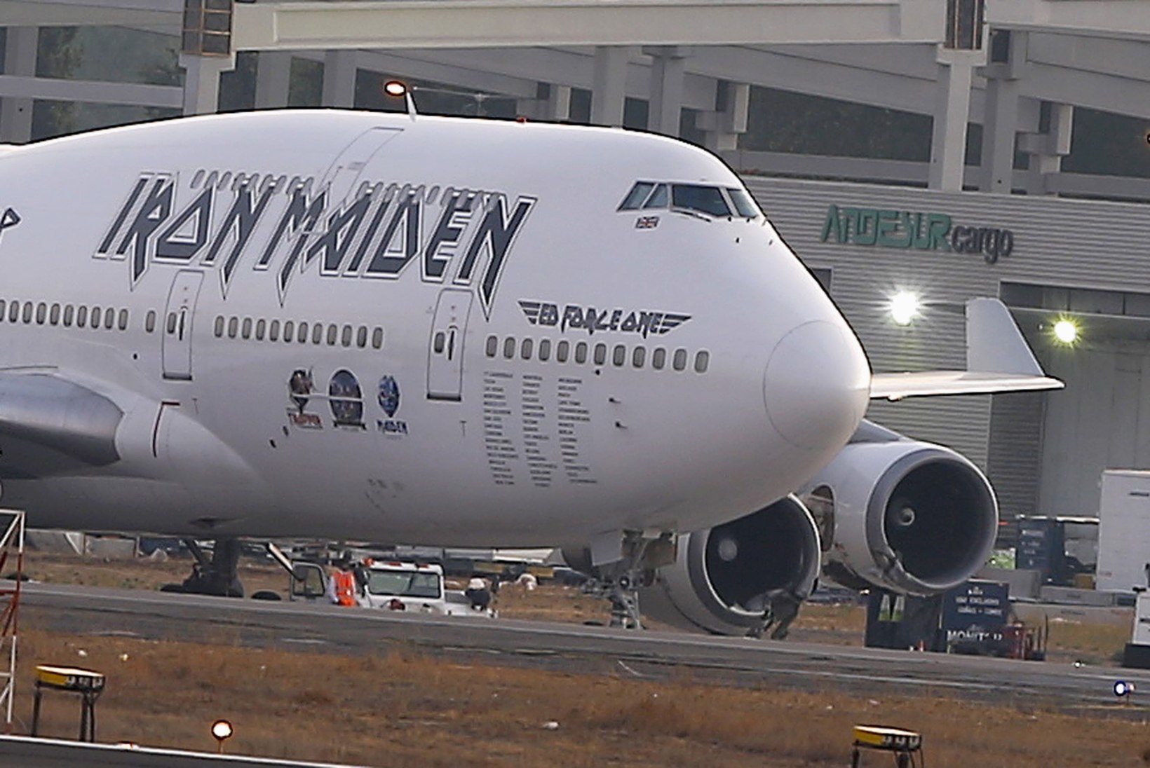 FOTOD | Iron Maideni tuurilennuk sai Tšiilis viga, kaks lennuvälja töötajat viidi haiglasse
